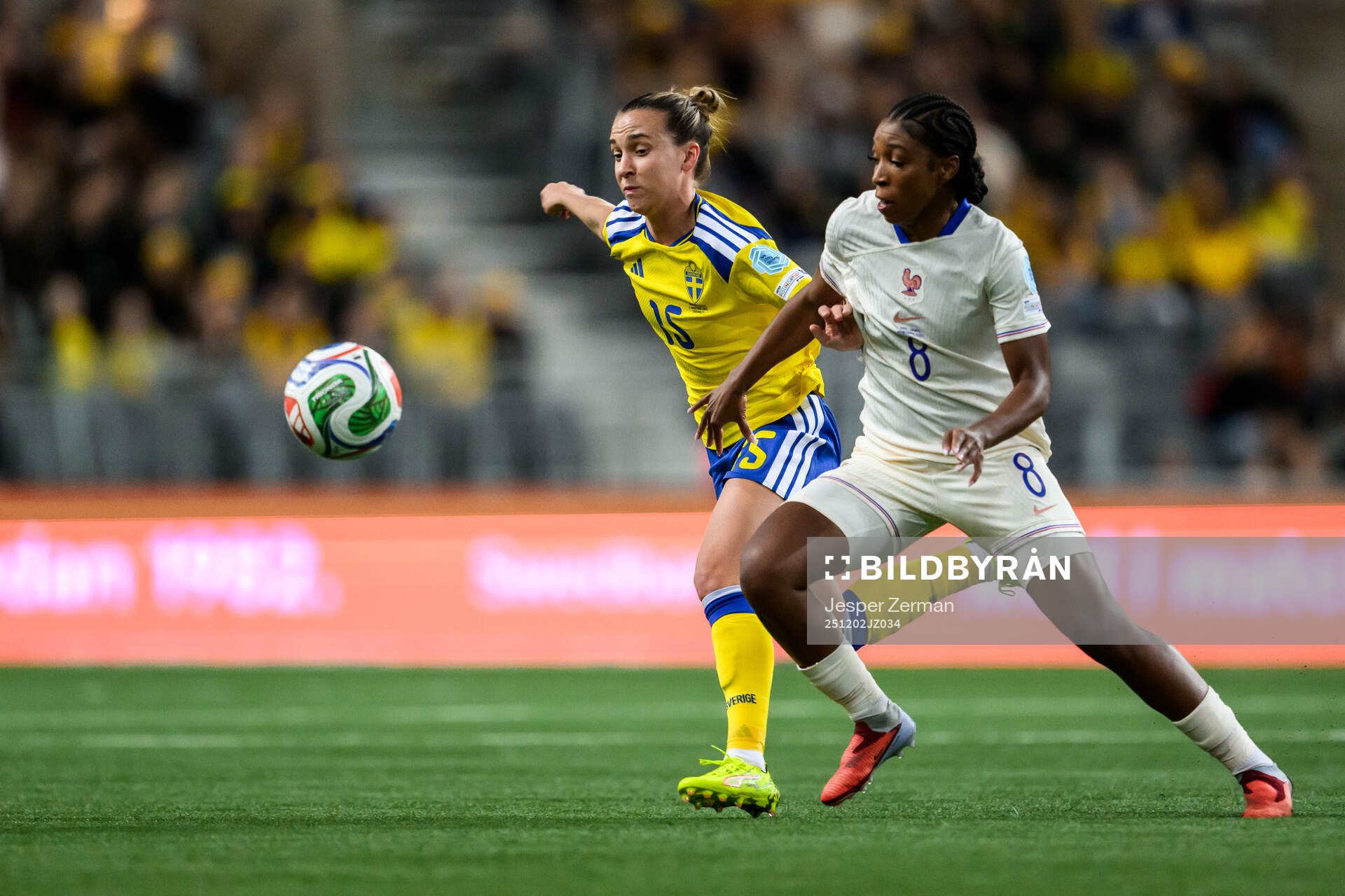 Julia Zigiotti Olme of Sweden and Grace Geyoro of France