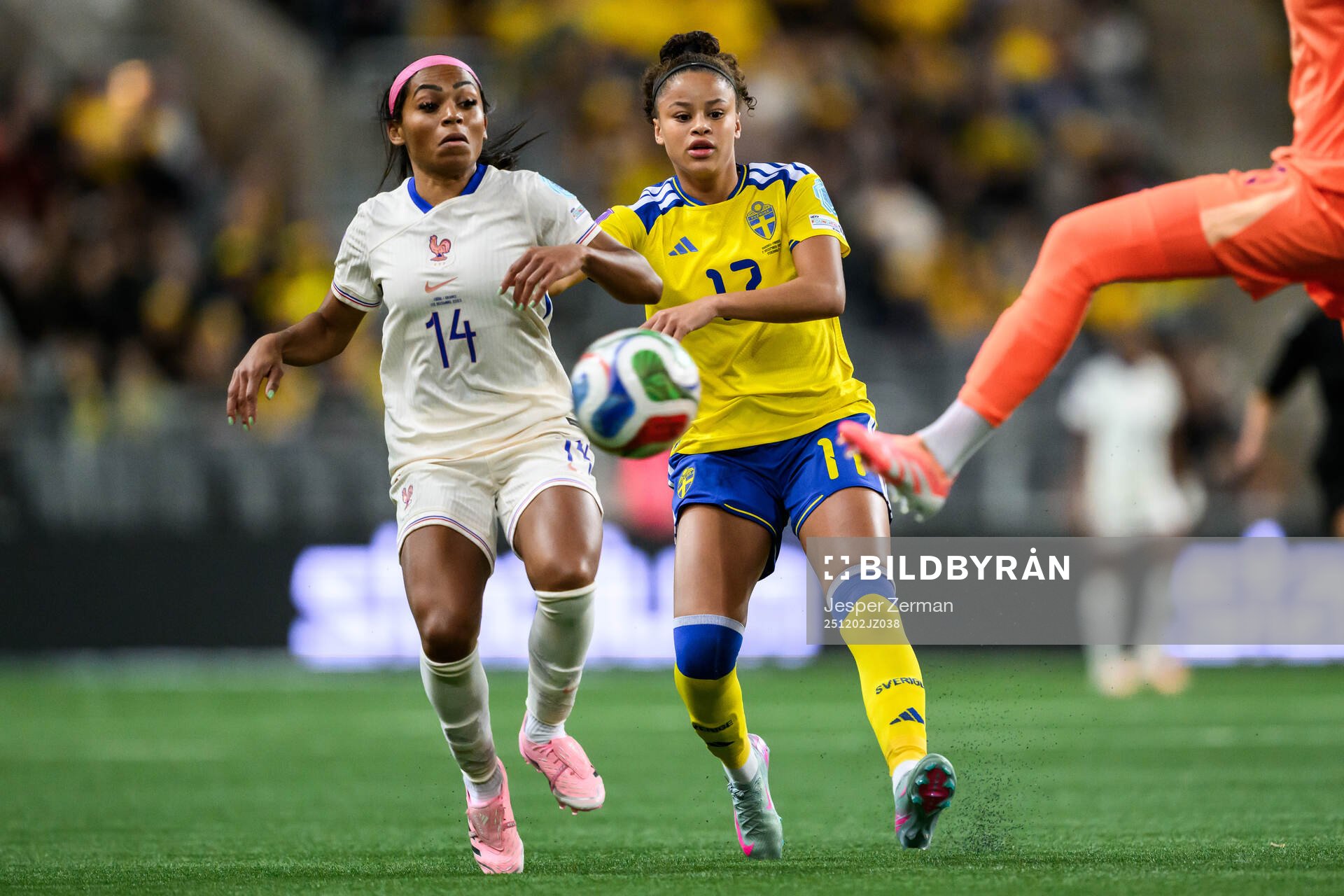 Perle Morroni of France and Felicia Schröder of Sweden