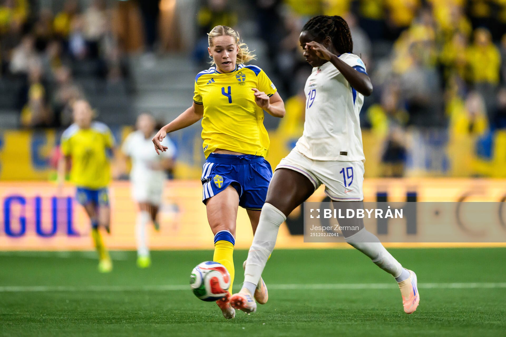 Hanna Lundkvist of Sweden and Griedge Mbock Bathy of France