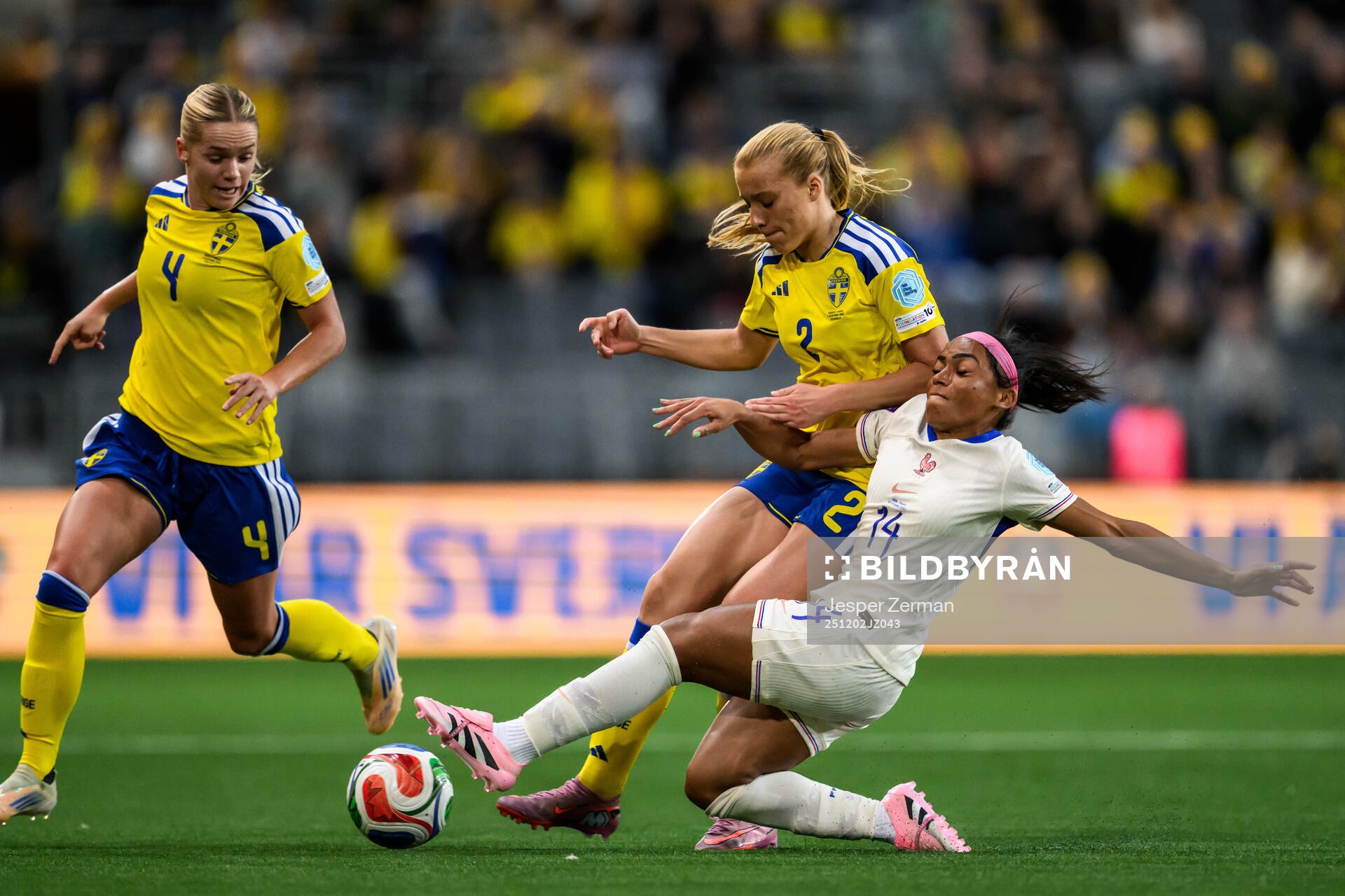 Hanna Lundkvist and Smilla Holmberg of Sweden and Perle