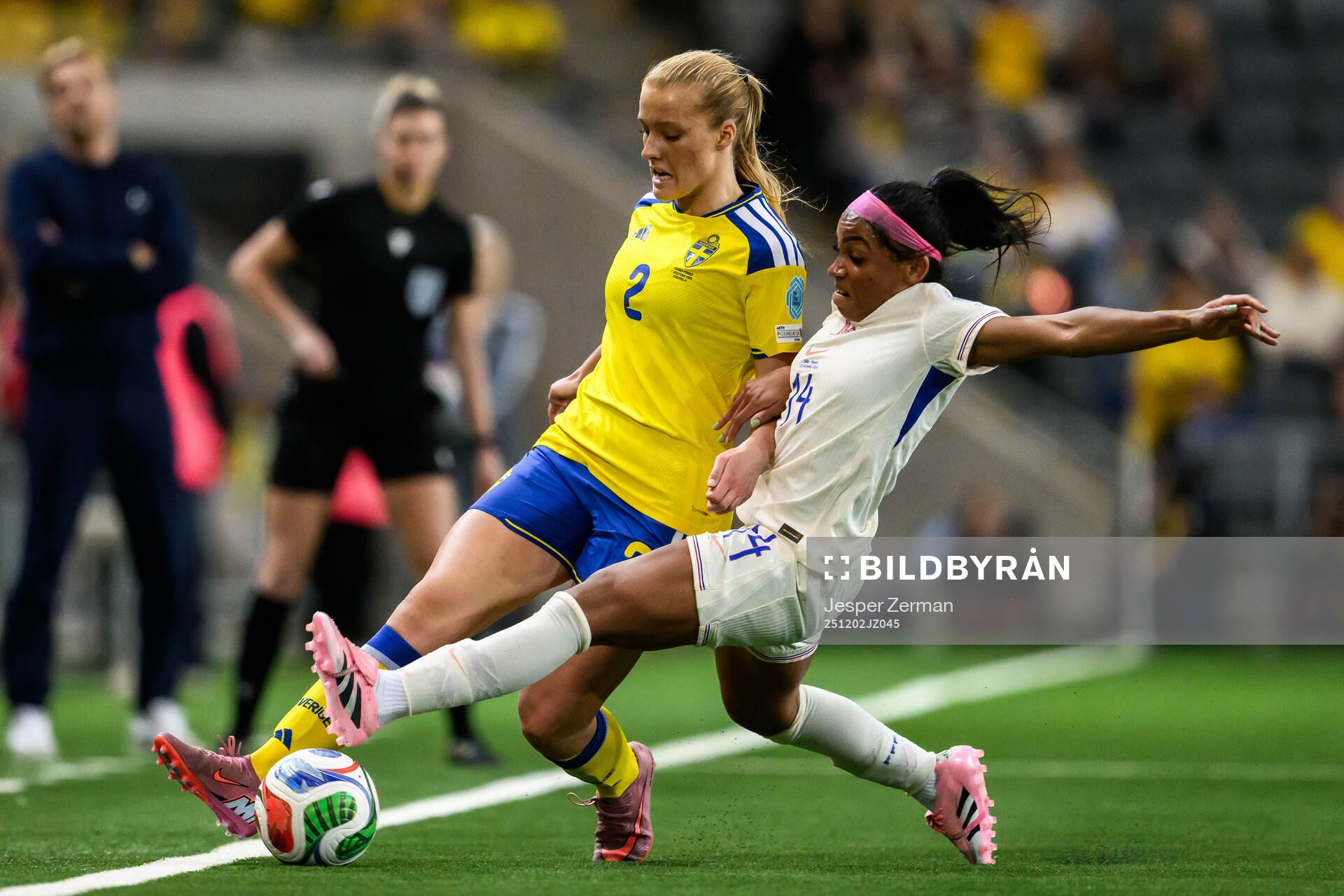 Smilla Holmberg of Sweden and Perle Morroni of France