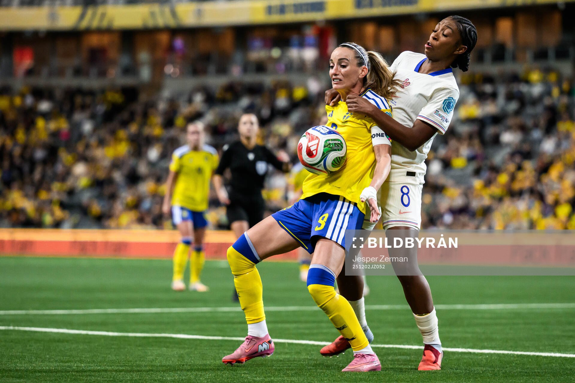 Kosovare Asllani of Sweden and Grace Geyoro of France