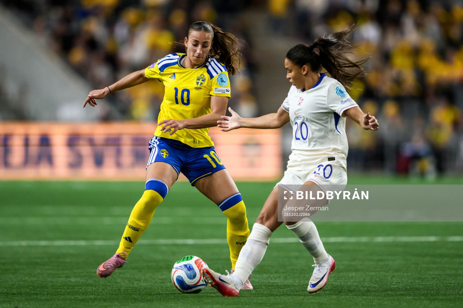 Rosa Kafaji of Sweden and Delphine Cascarino of France