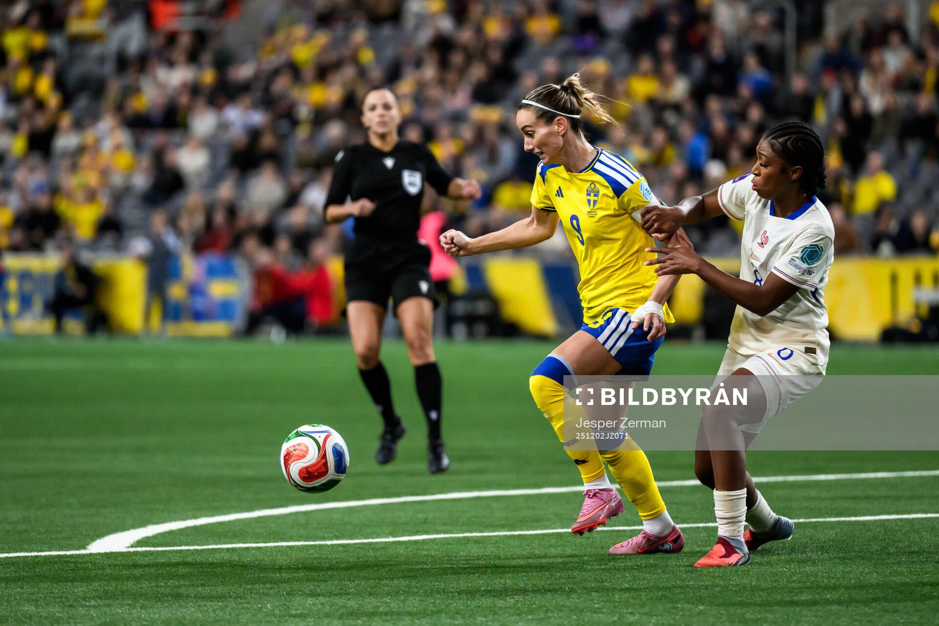 Kosovare Asllani of Sweden and Grace Geyoro of France