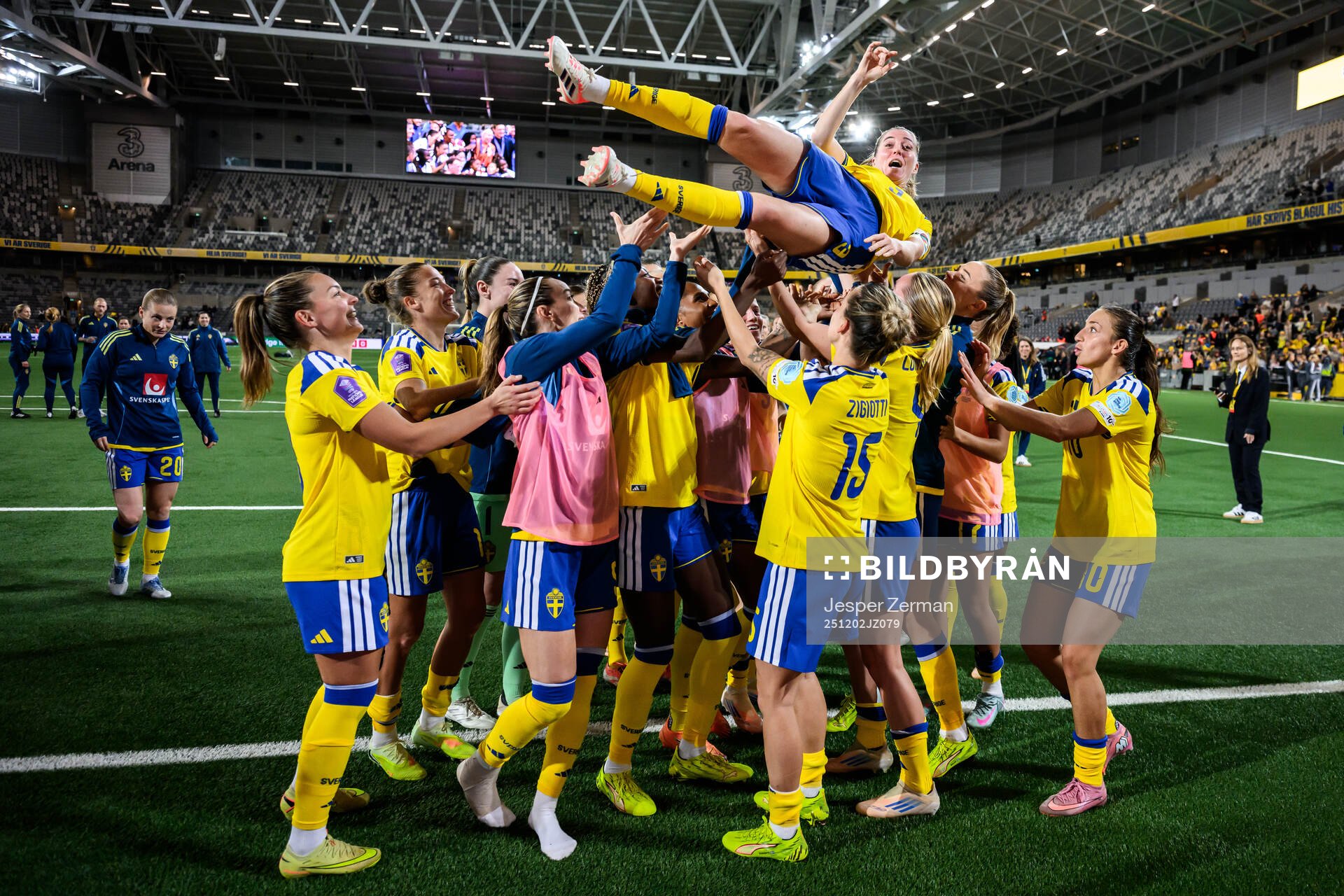 Linda Sembrant of Sweden with players of Sweden