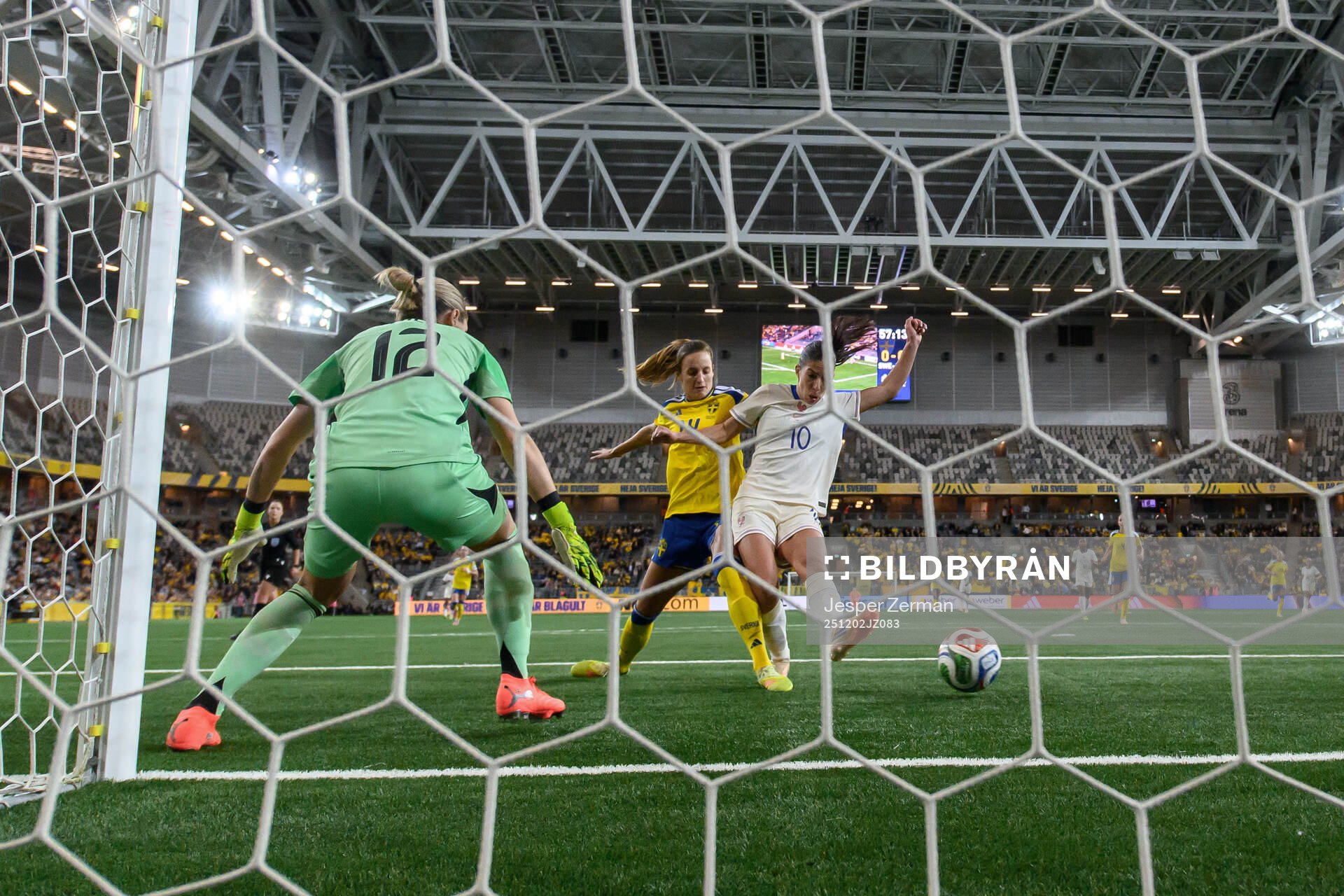 Clara Mateo of France scores the 0-1 goal