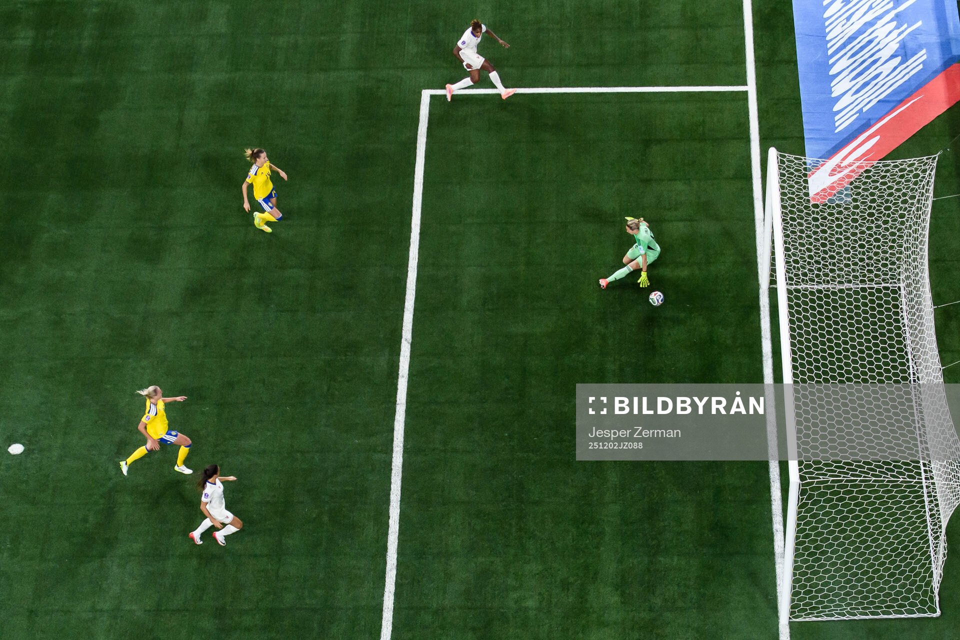 Kelly Gago of France scores 2-2