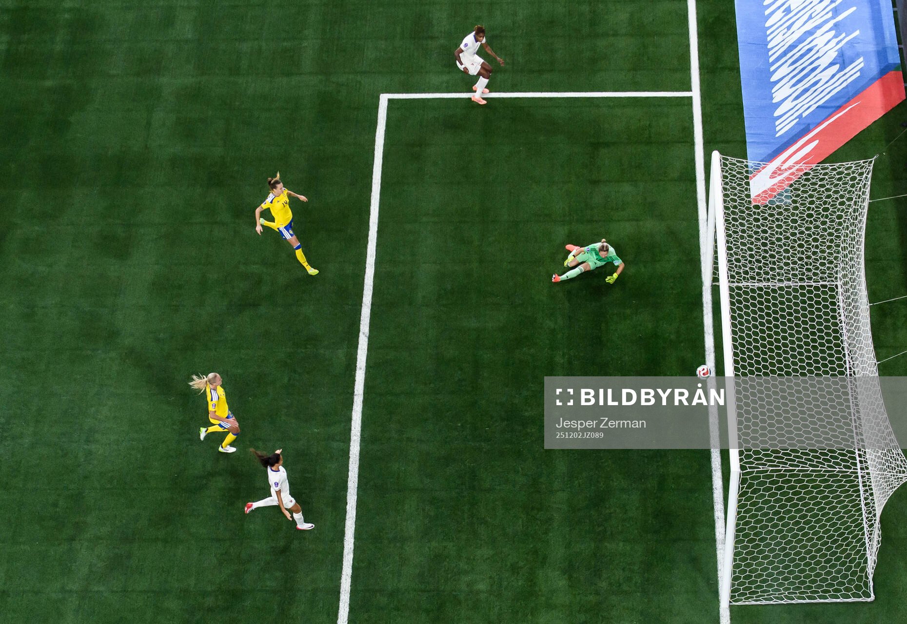 Kelly Gago of France scores 2-2