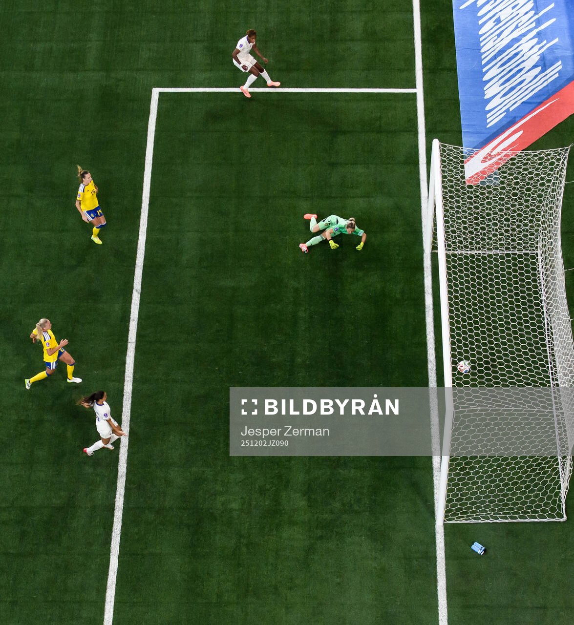 Kelly Gago of France scores 2-2
