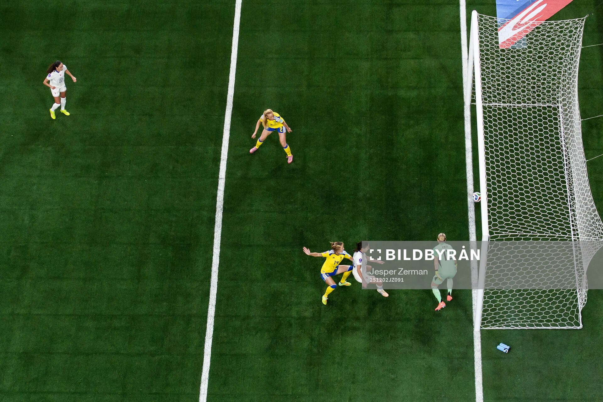 Clara Mateo of France scores 0-1
