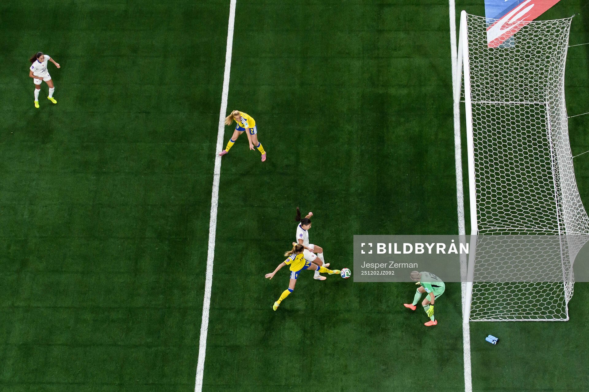 Clara Mateo of France scores 0-1