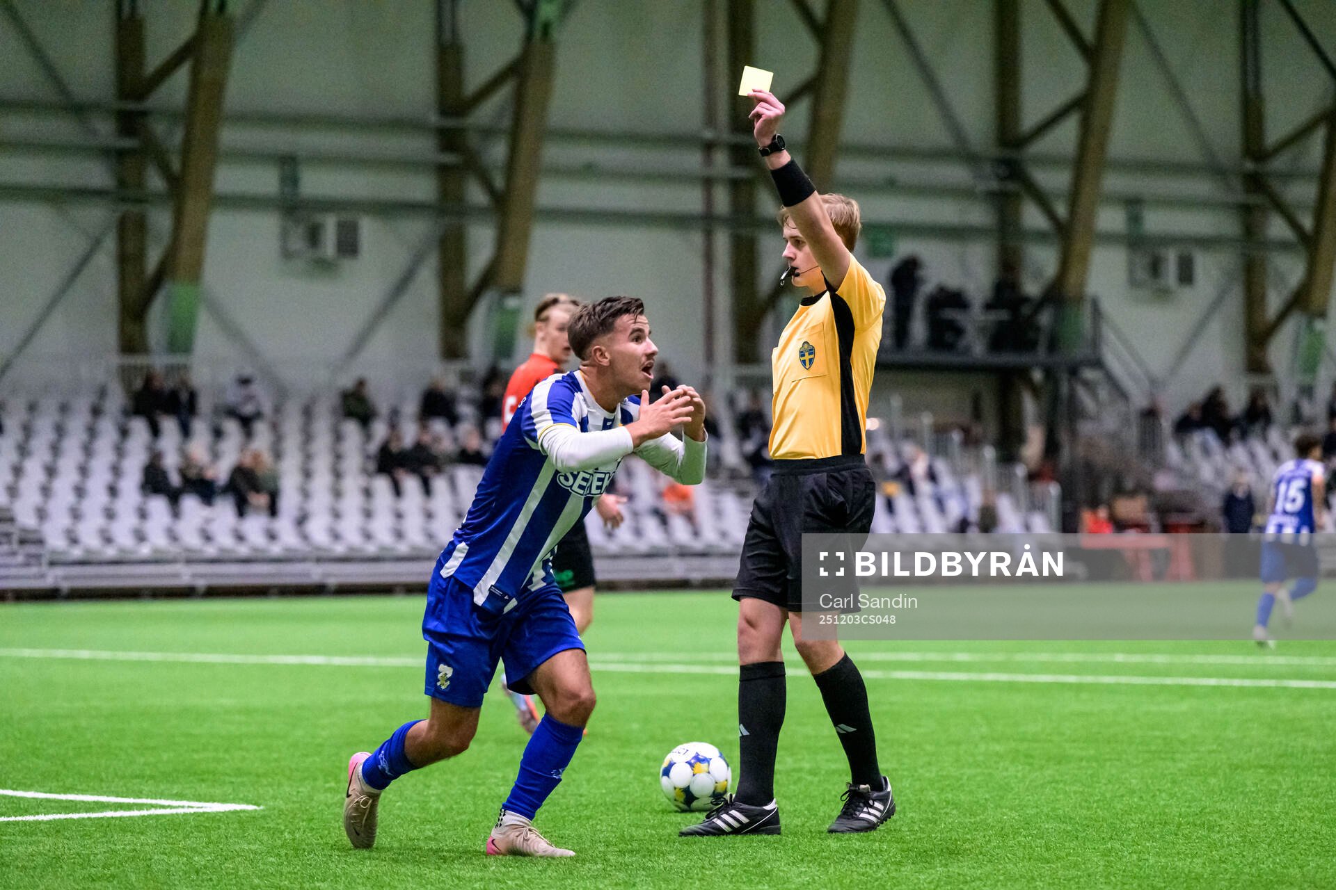 IFK Göteborgs Sebastian Berggren reagerar på ett domslut