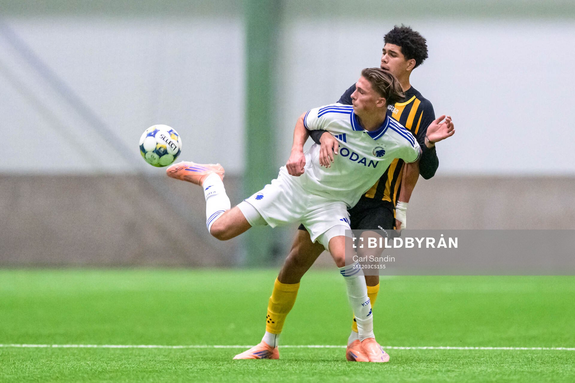 FC Köpenhamns Elvin Mehecic och Hammarbys Adrian Salvador