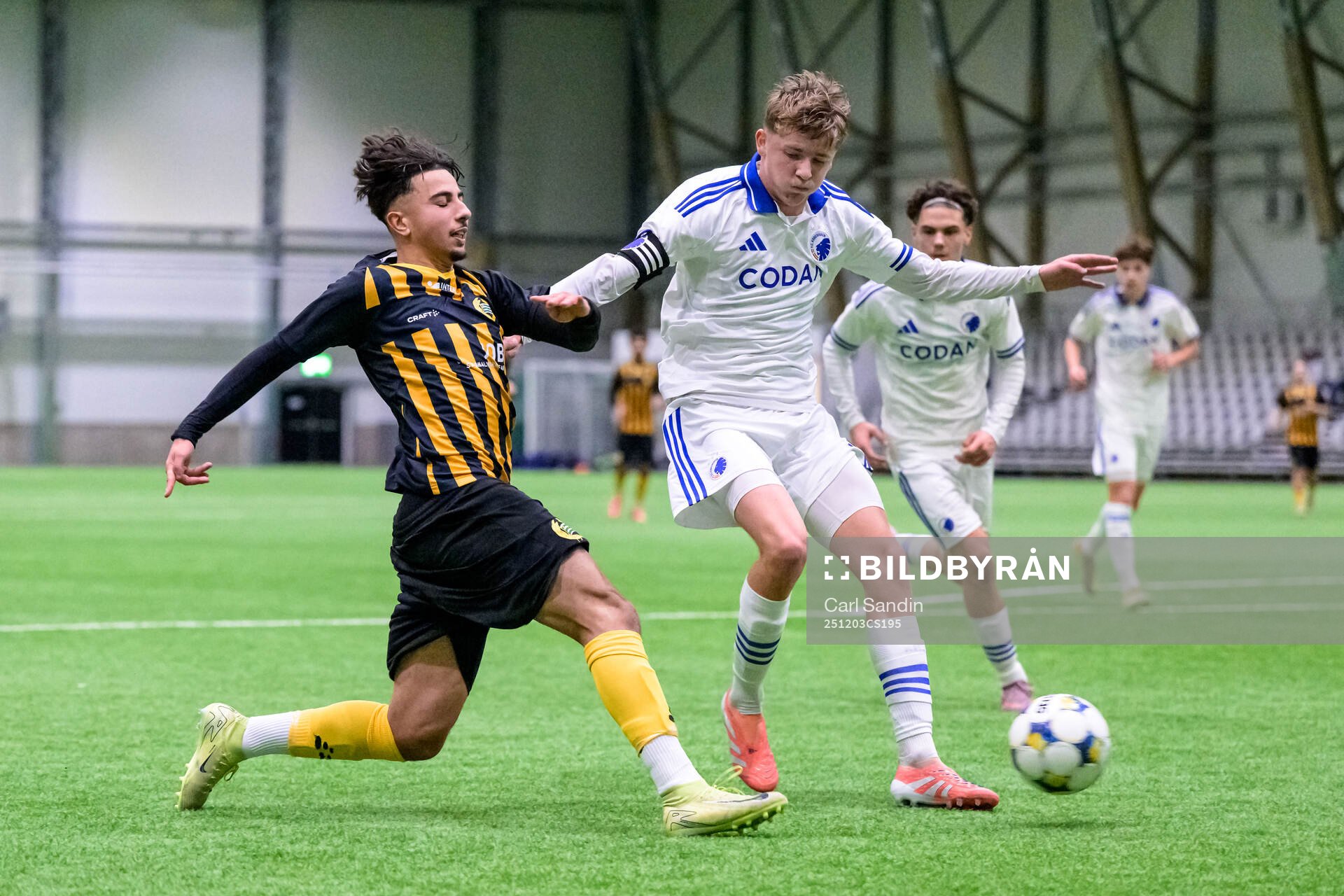 Hammarbys Emil Karlsson och FC Köpenhamns Teiz Hansen