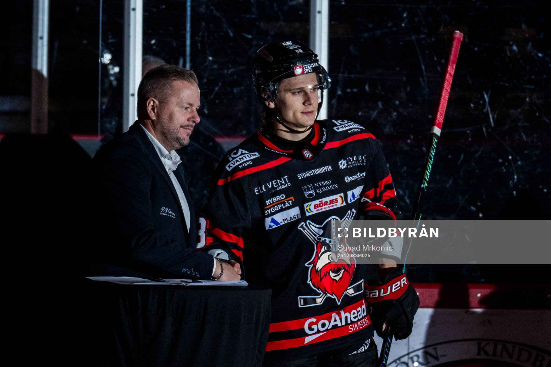 Nybros Tim Lindfors skriver på ett nytt kontrakt