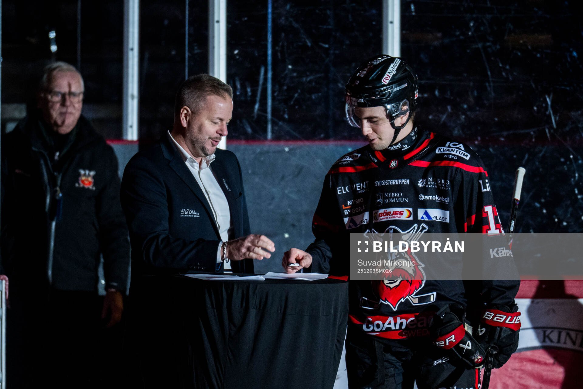 Nybros Elias Stenman skriver på ett nytt kontrakt
