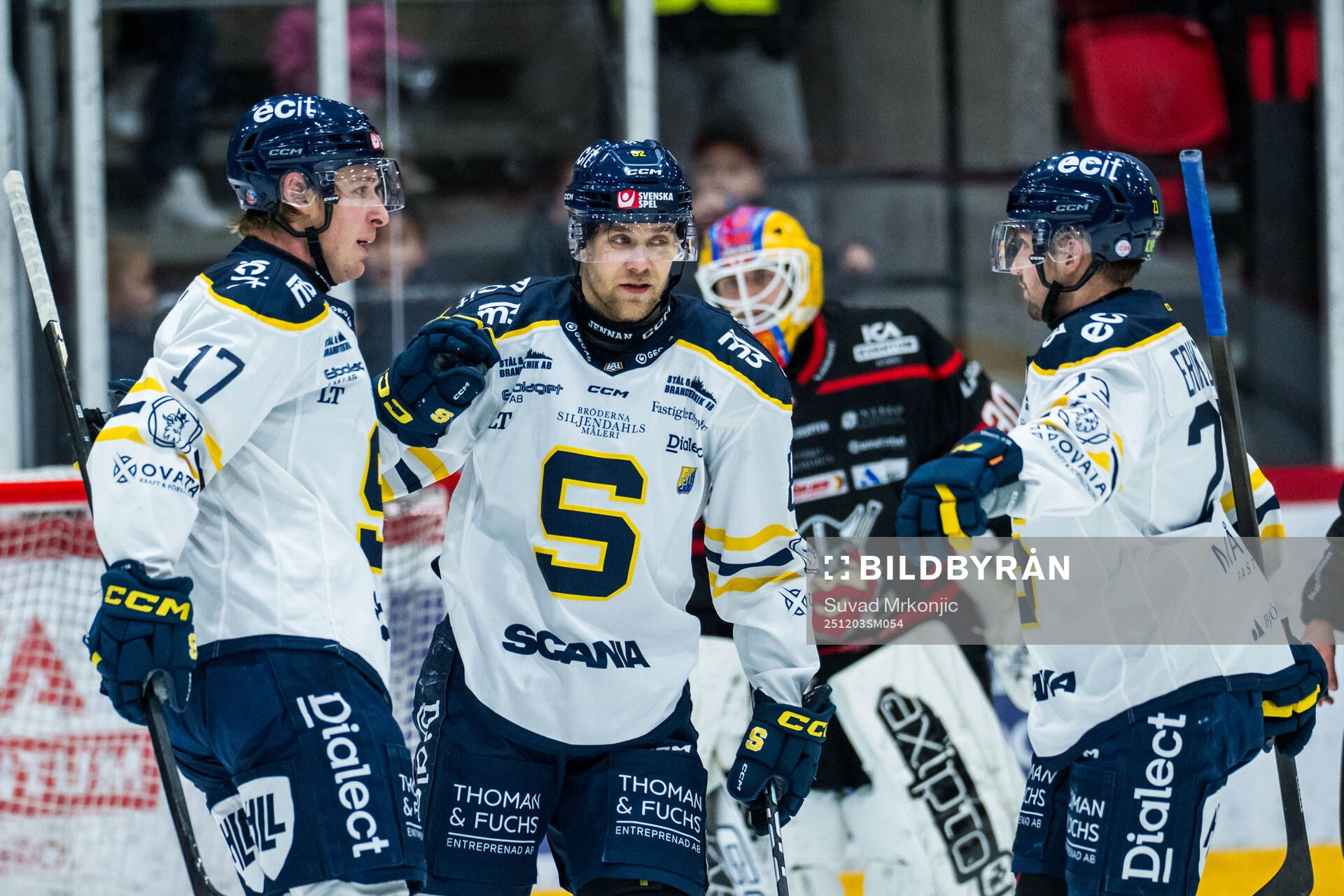 Södertäljes Carter Ashton och Roope Laavainen jublar