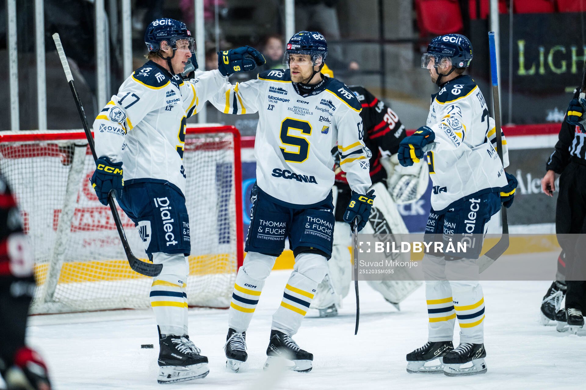 Södertäljes Carter Ashton och Roope Laavainen jublar