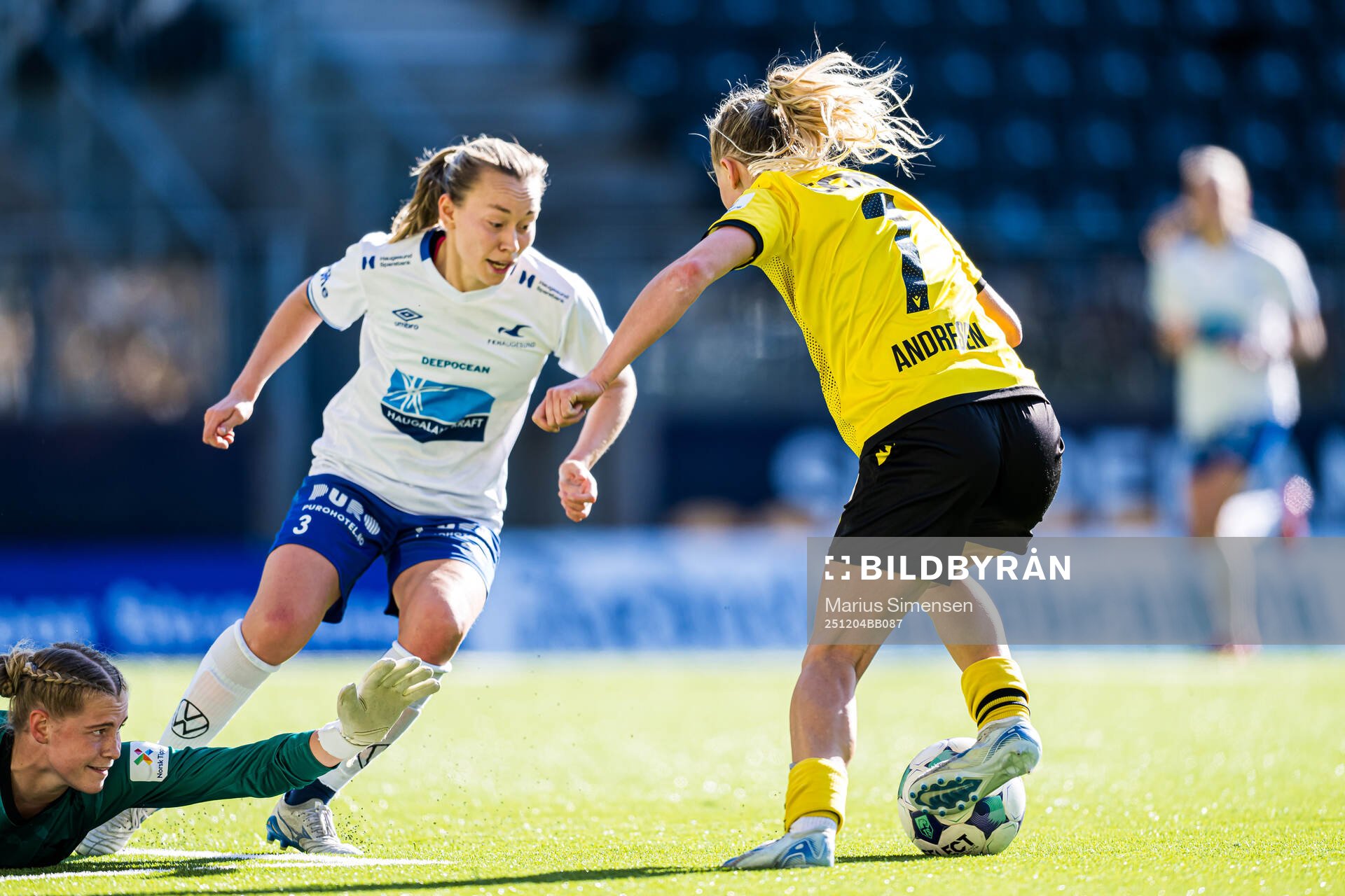 Ina Marie Andresen of Start missing a chance to score