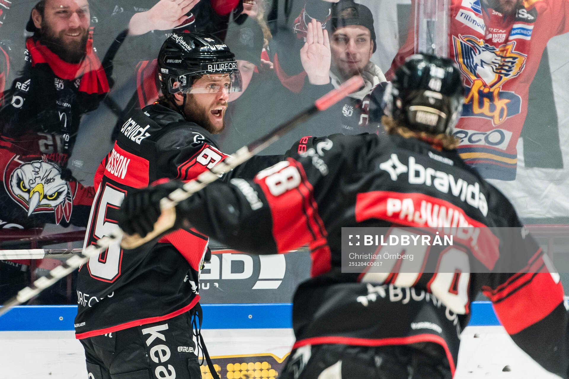 Malmö Redhawks Carl Persson och Lauri Pajuniemi jublar