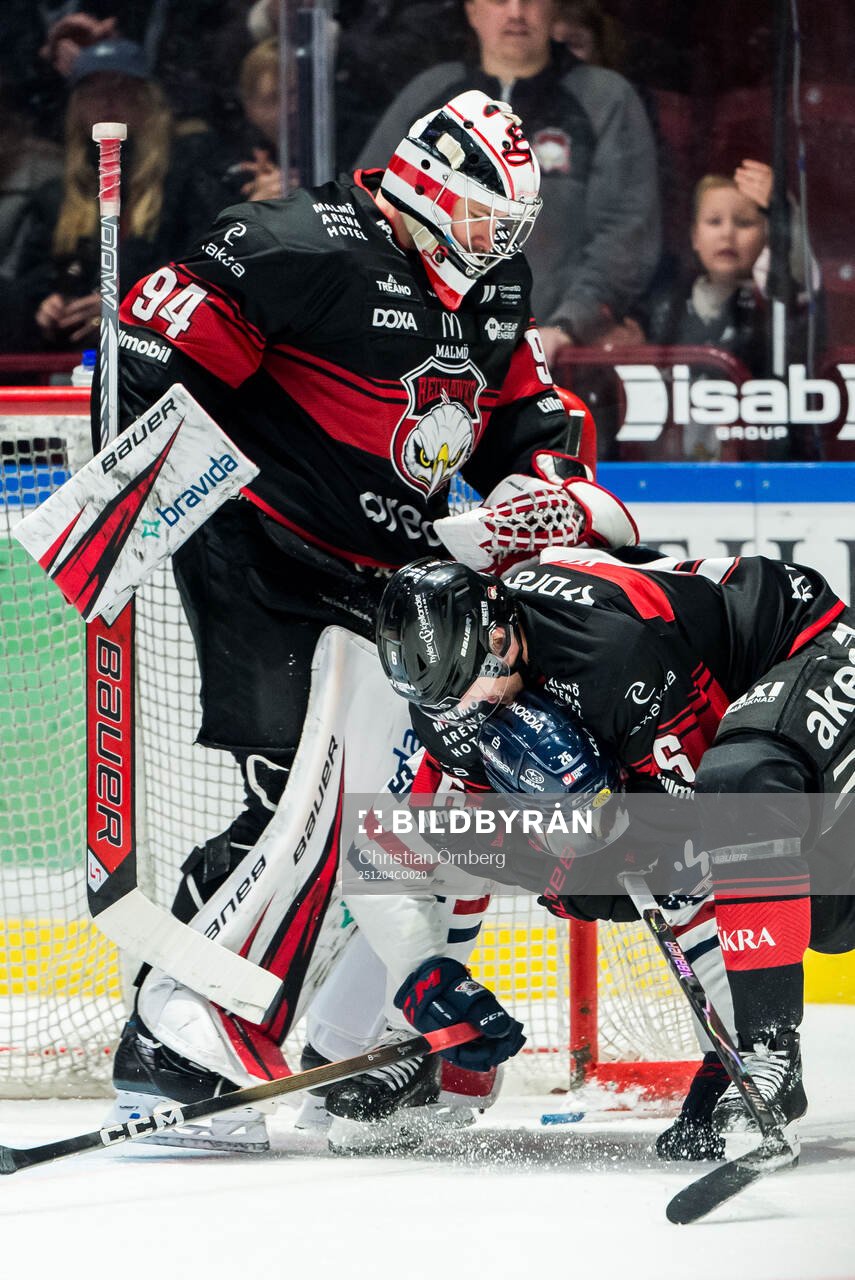 Linköpings Max Martin och Malmö Redhawks målvakt Marek