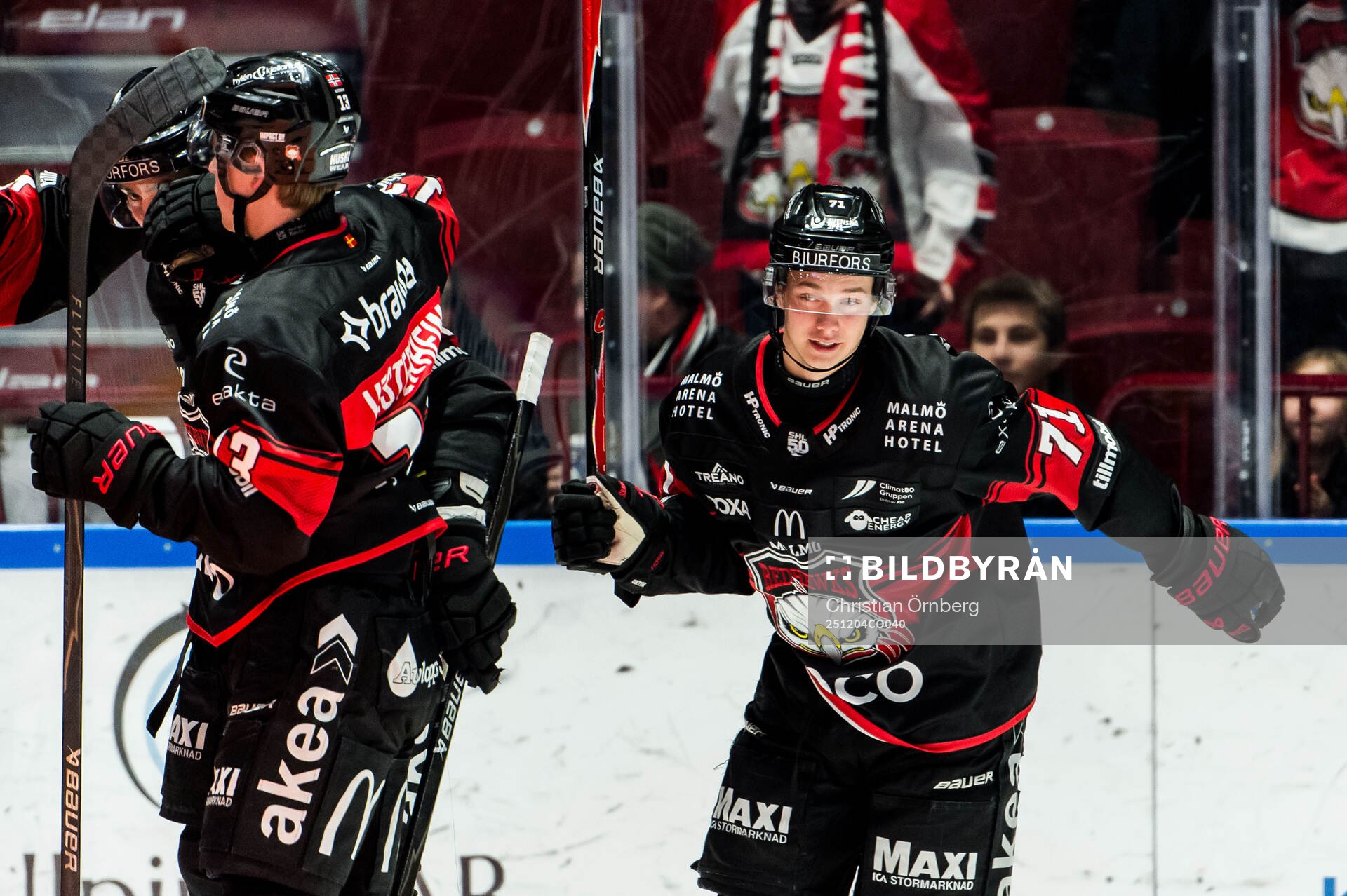 Malmö Redhawks Isac Nilsson jublar