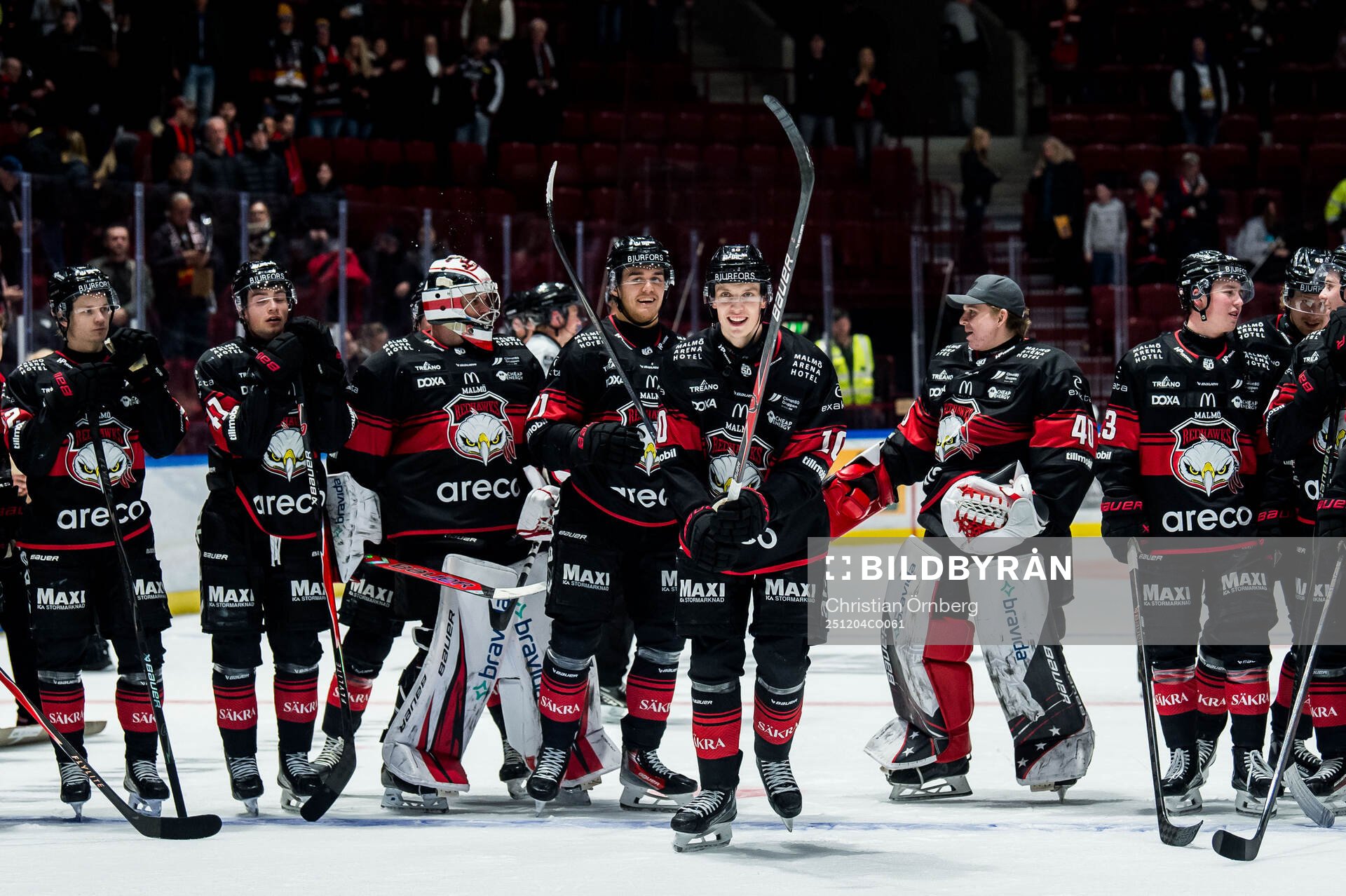 Malmö Redhawks William Von Barnekow och spelare jublar