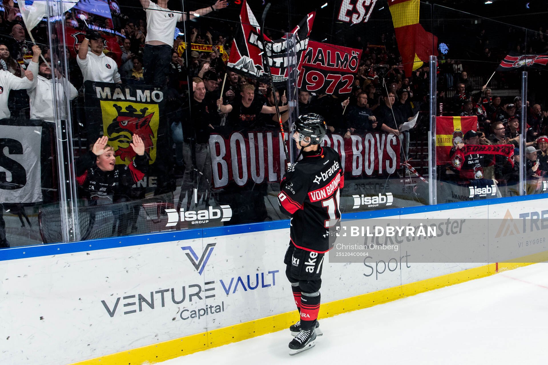 Malmö Redhawks William Von Barnekow och supportrar jublar