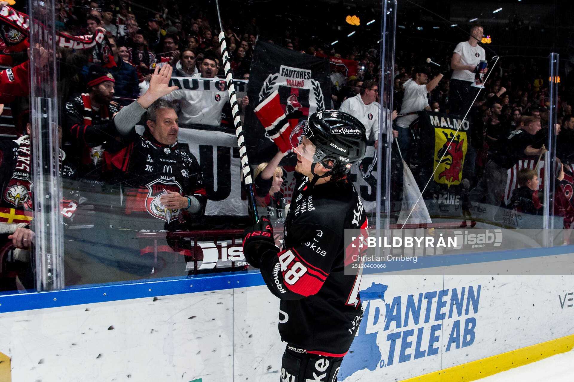 Malmö Redhawks Lauri Pajuniemi och supportrar jublar
