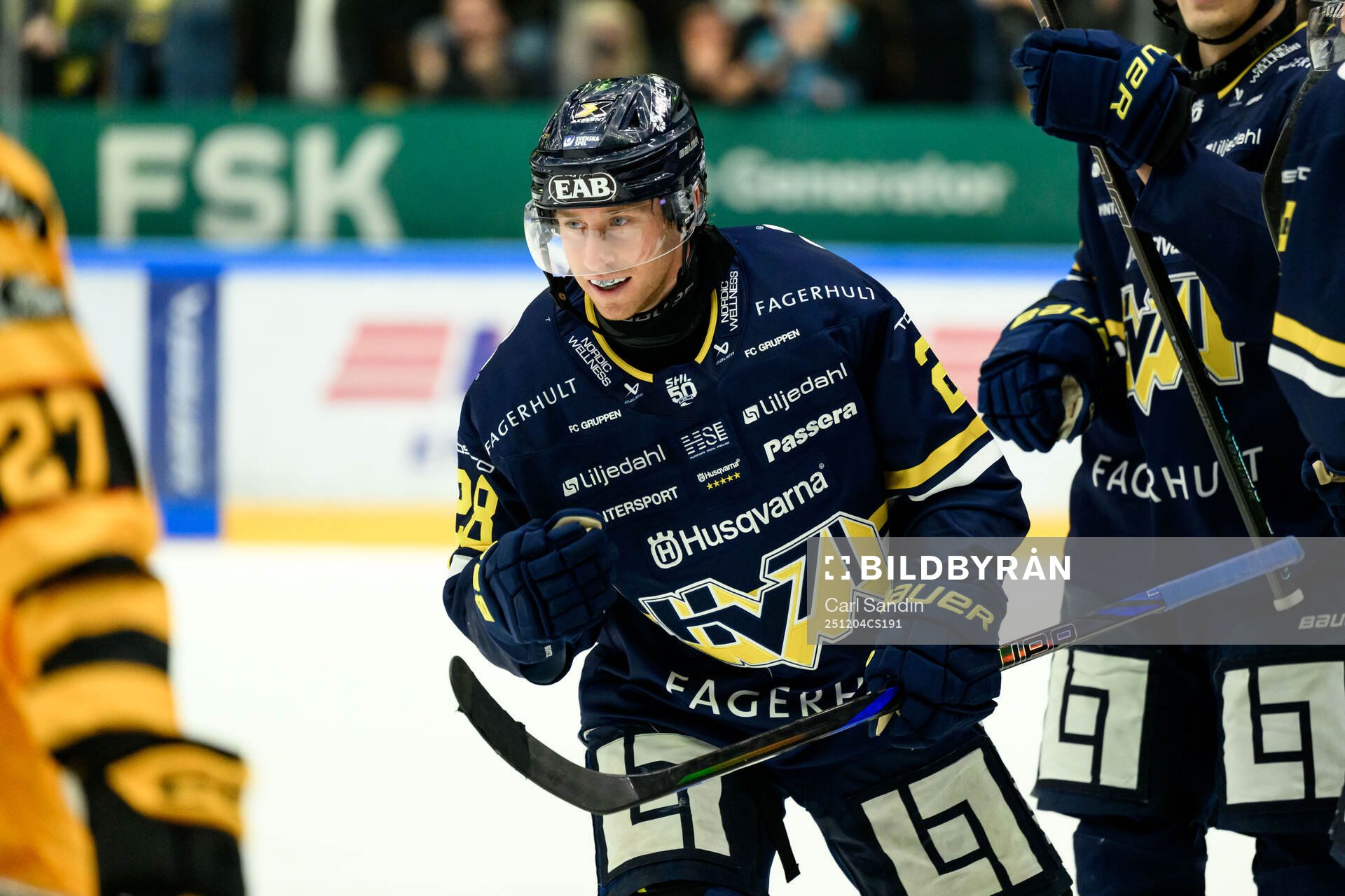 HV71s Justin Glenn Kloos jublar