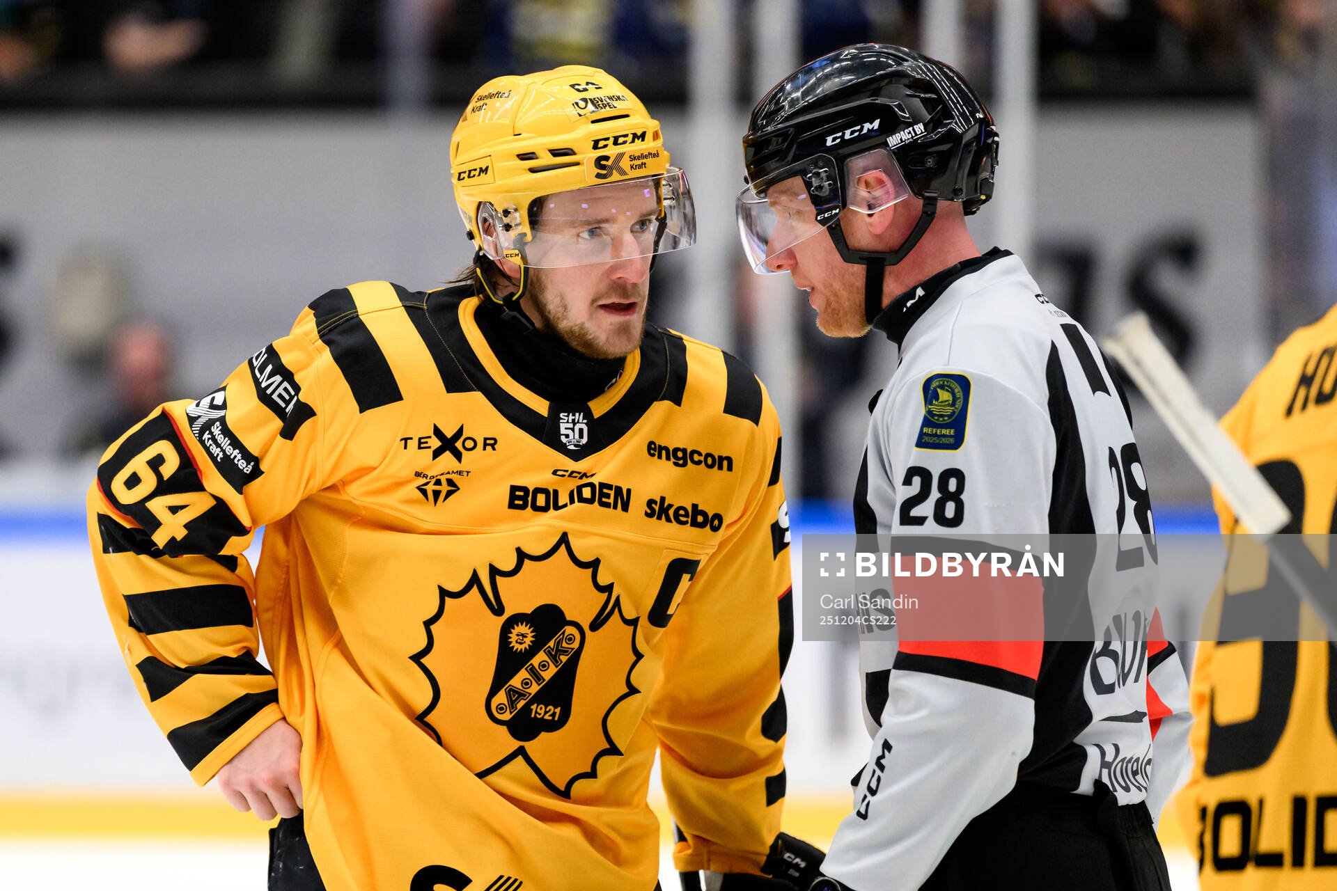 Skellefteås Jonathan Pudas i samtal med och Domare Mikael