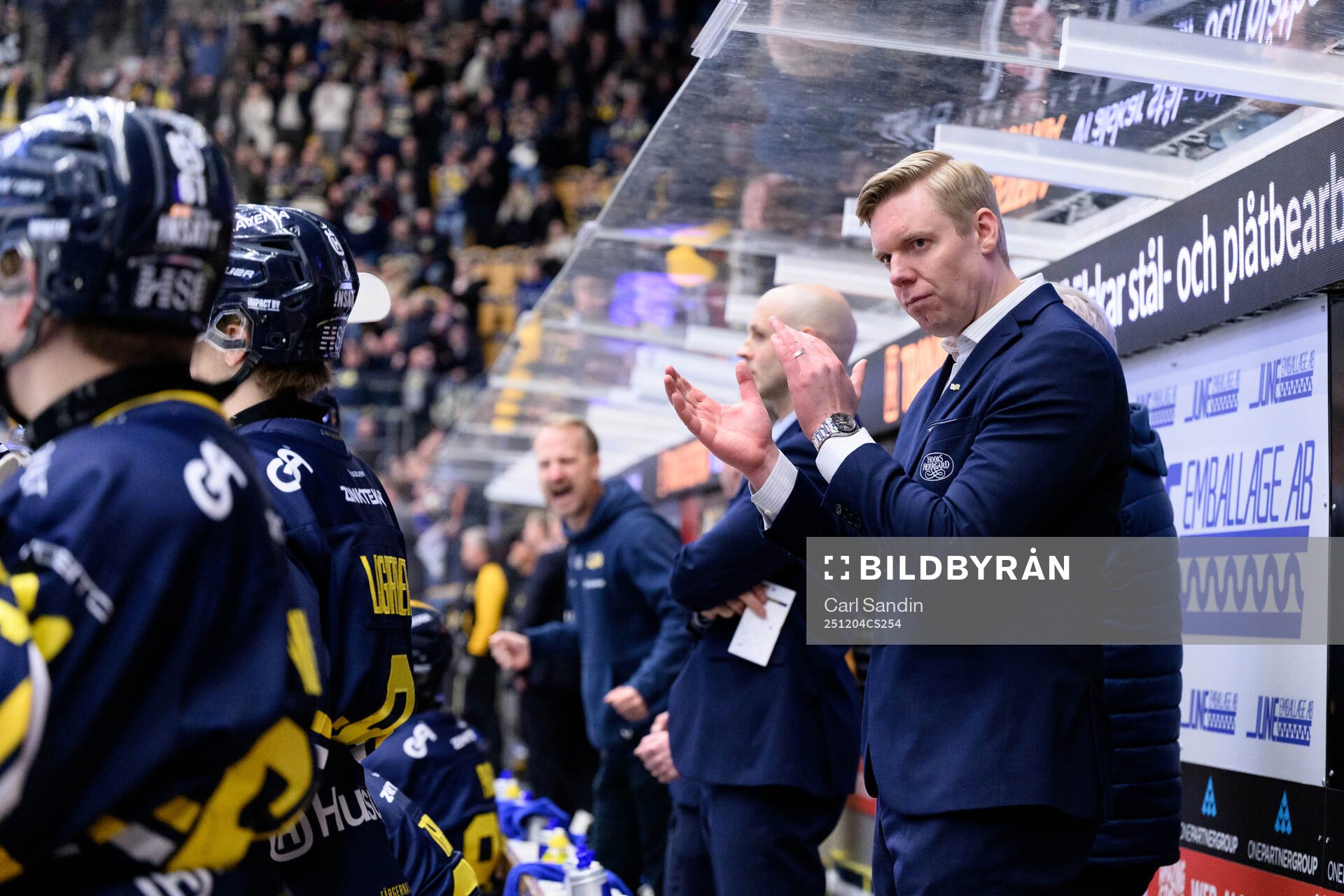 HV71s tränare Anton Blomqvist jublar