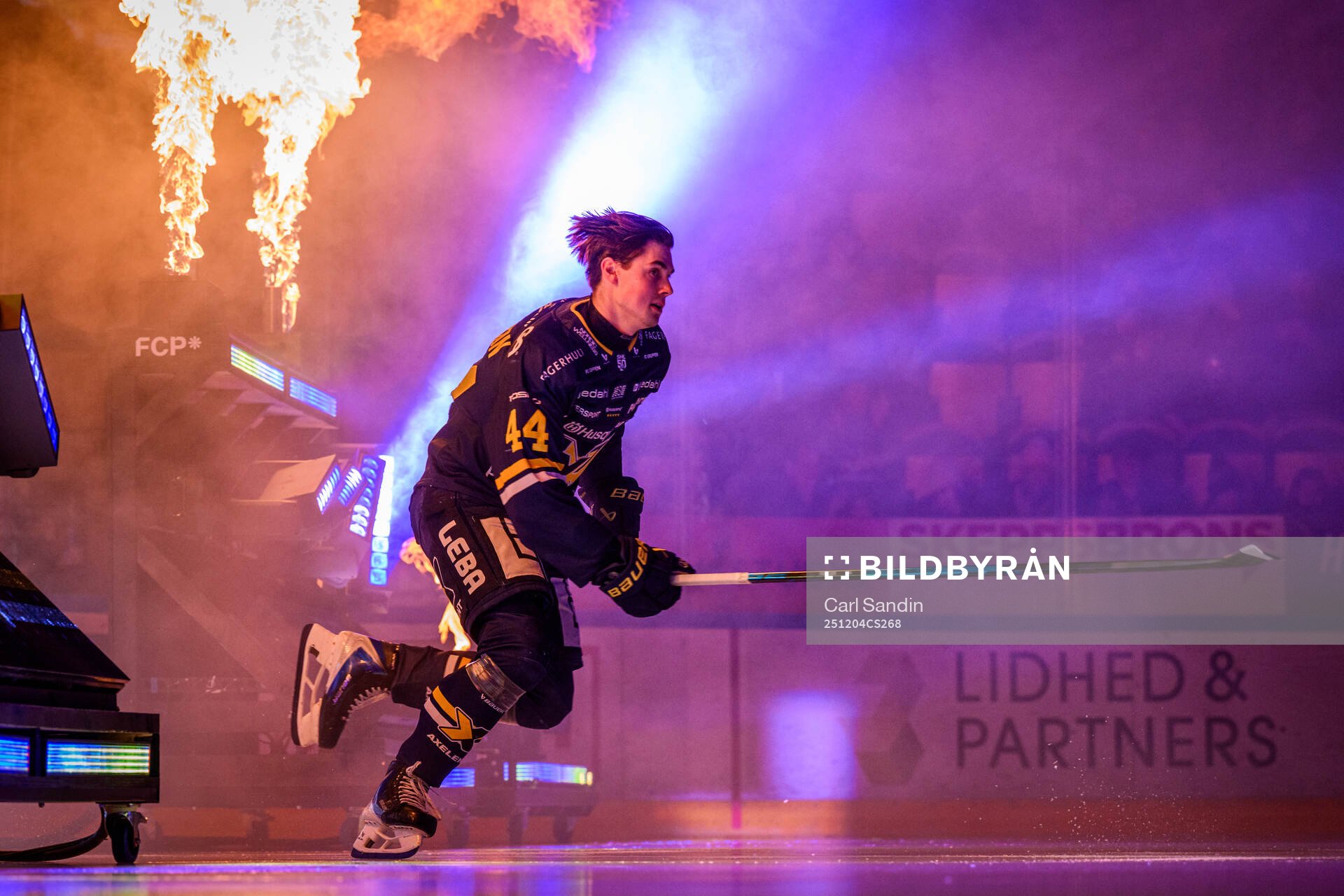 HV71s Hugo Fransson åker in på isen