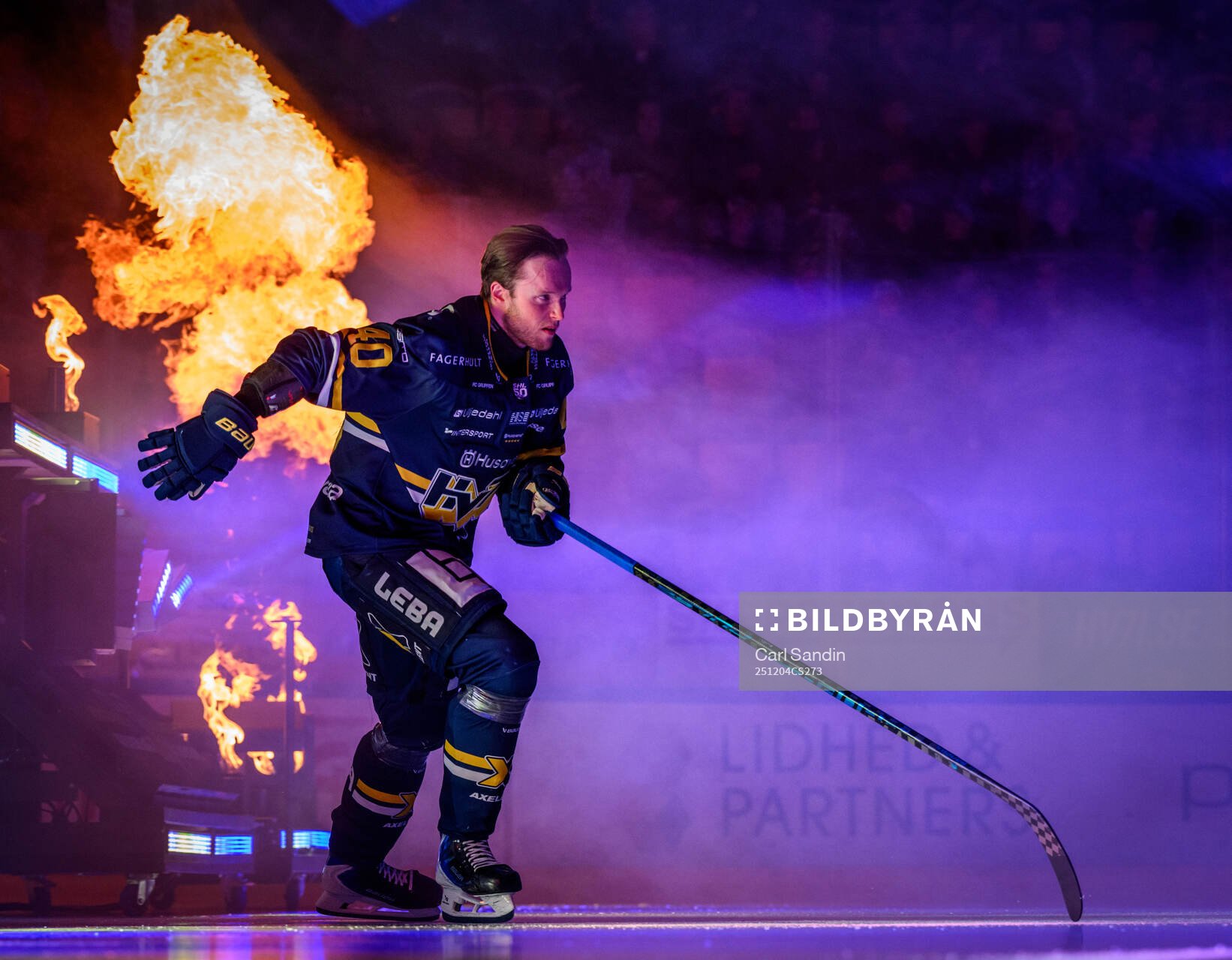 HV71s Oskar Stål-Lyrenäs åker in på isen