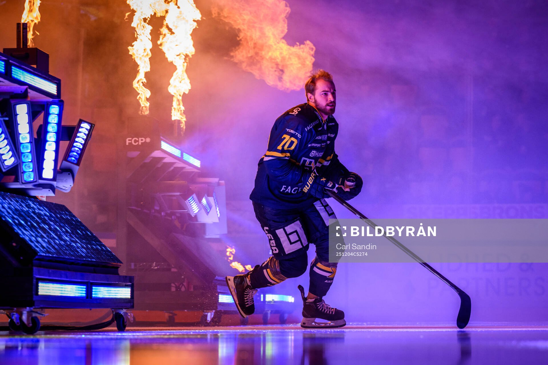 HV71s Lukas Rousek åker in på isen