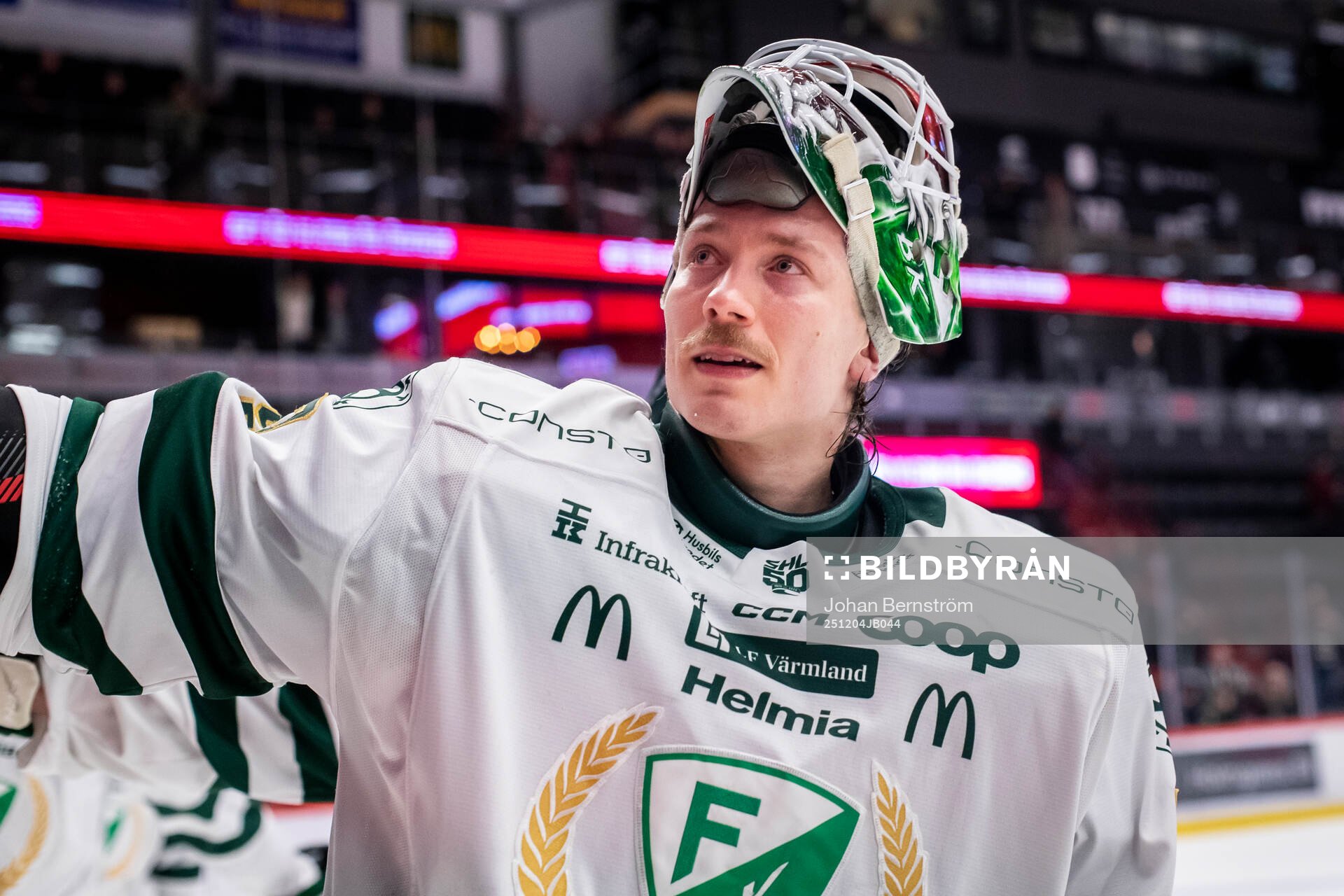 Färjestads målvakt Emil Larmi jublar