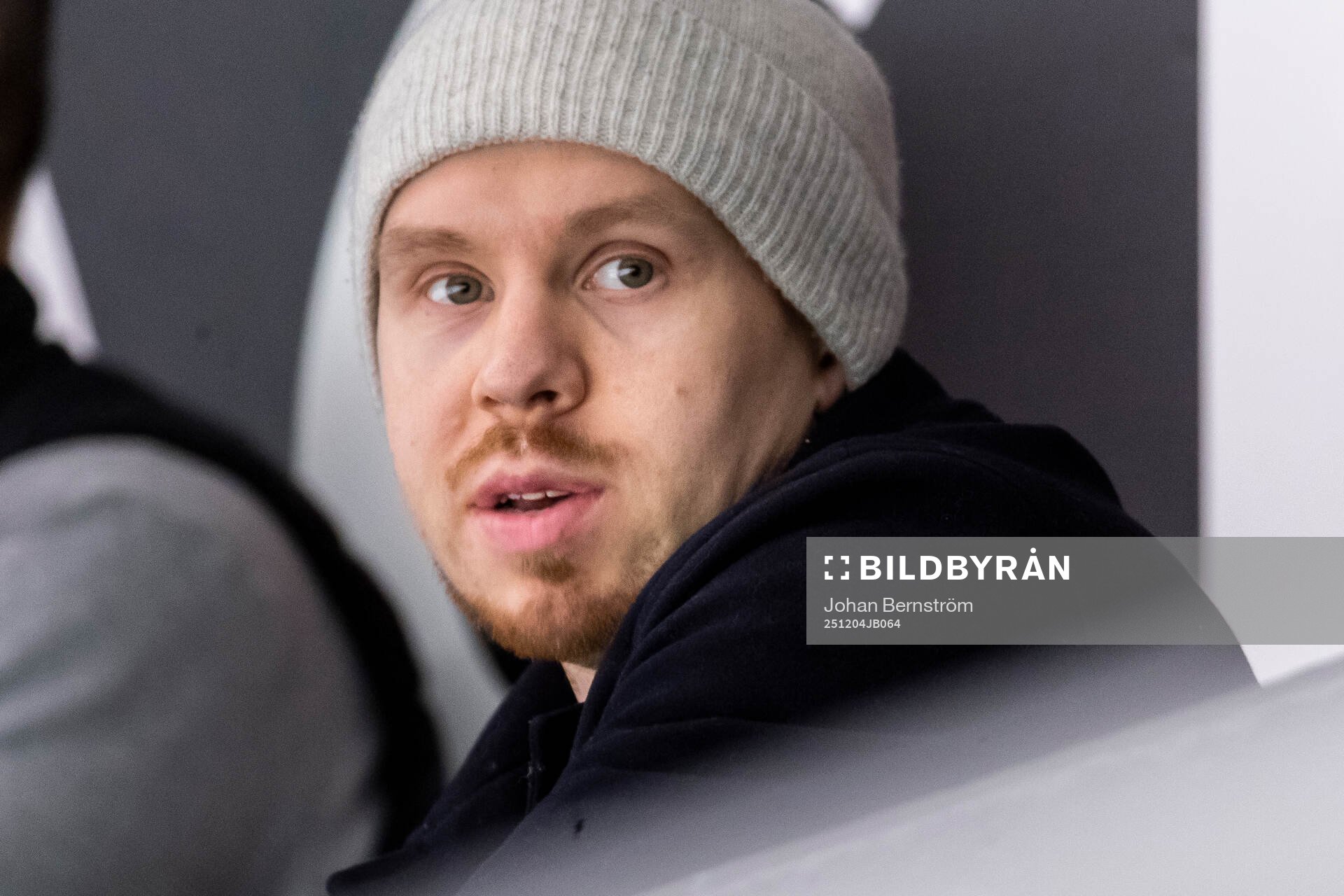 Örebros skadade Kalle Kossila på läktaren