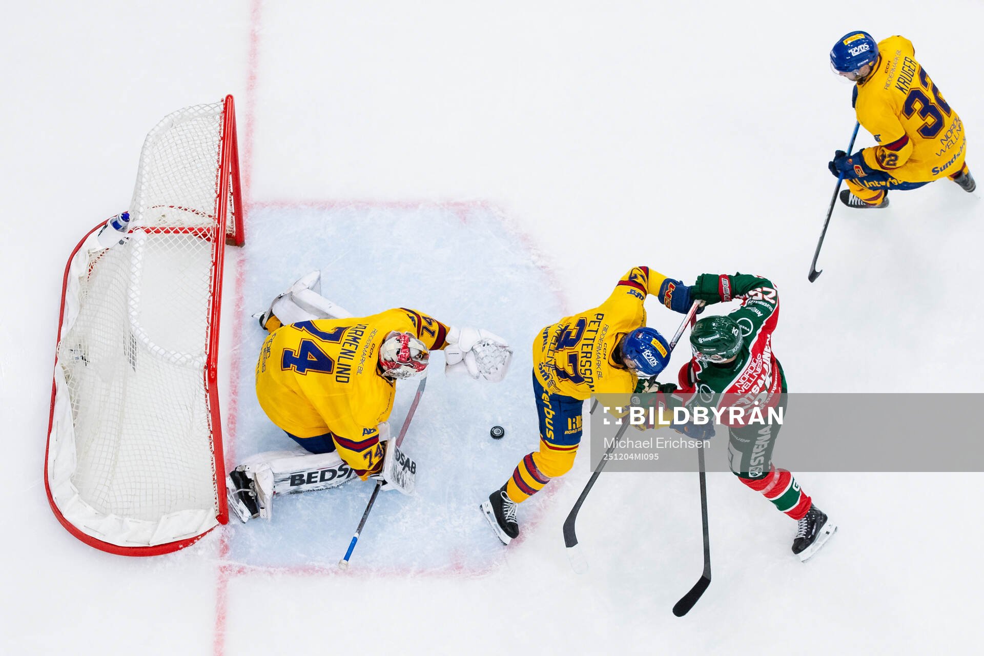 Frölundas Arttu Ruotsalainen mot Djurgårdens målvakt