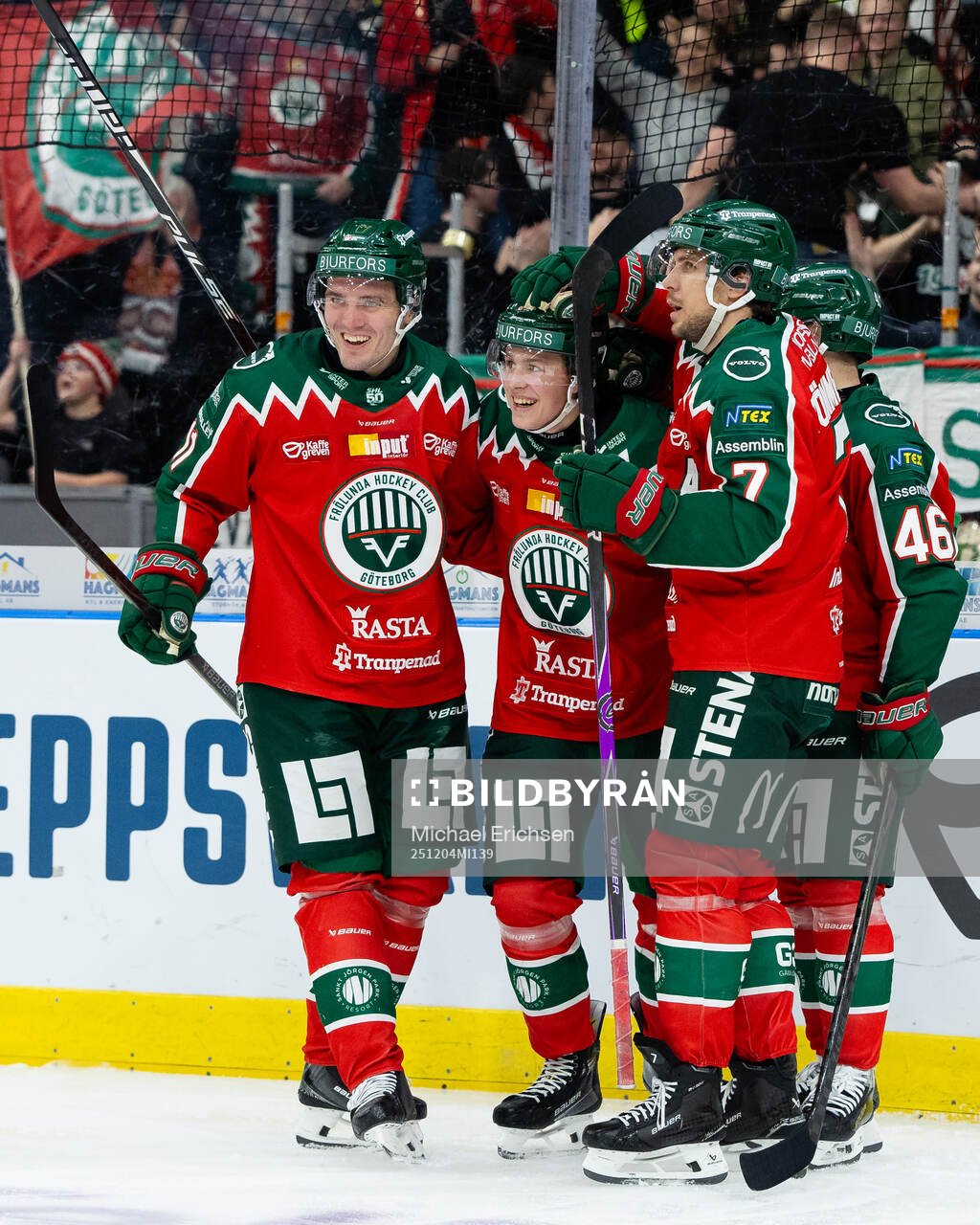 Frölundas Ivar Stenberg jublar med lagkamrater