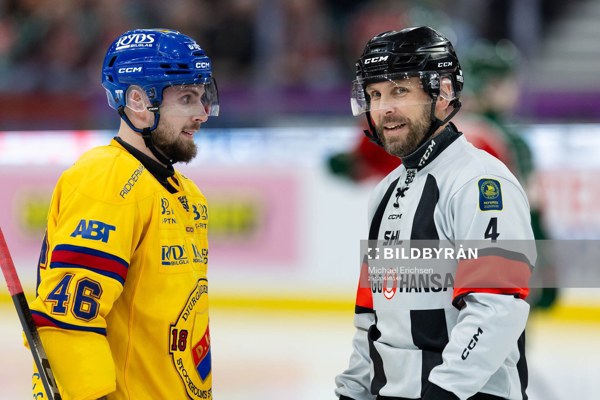 Djurgårdens Albin Grewe och domare Marcus Linde