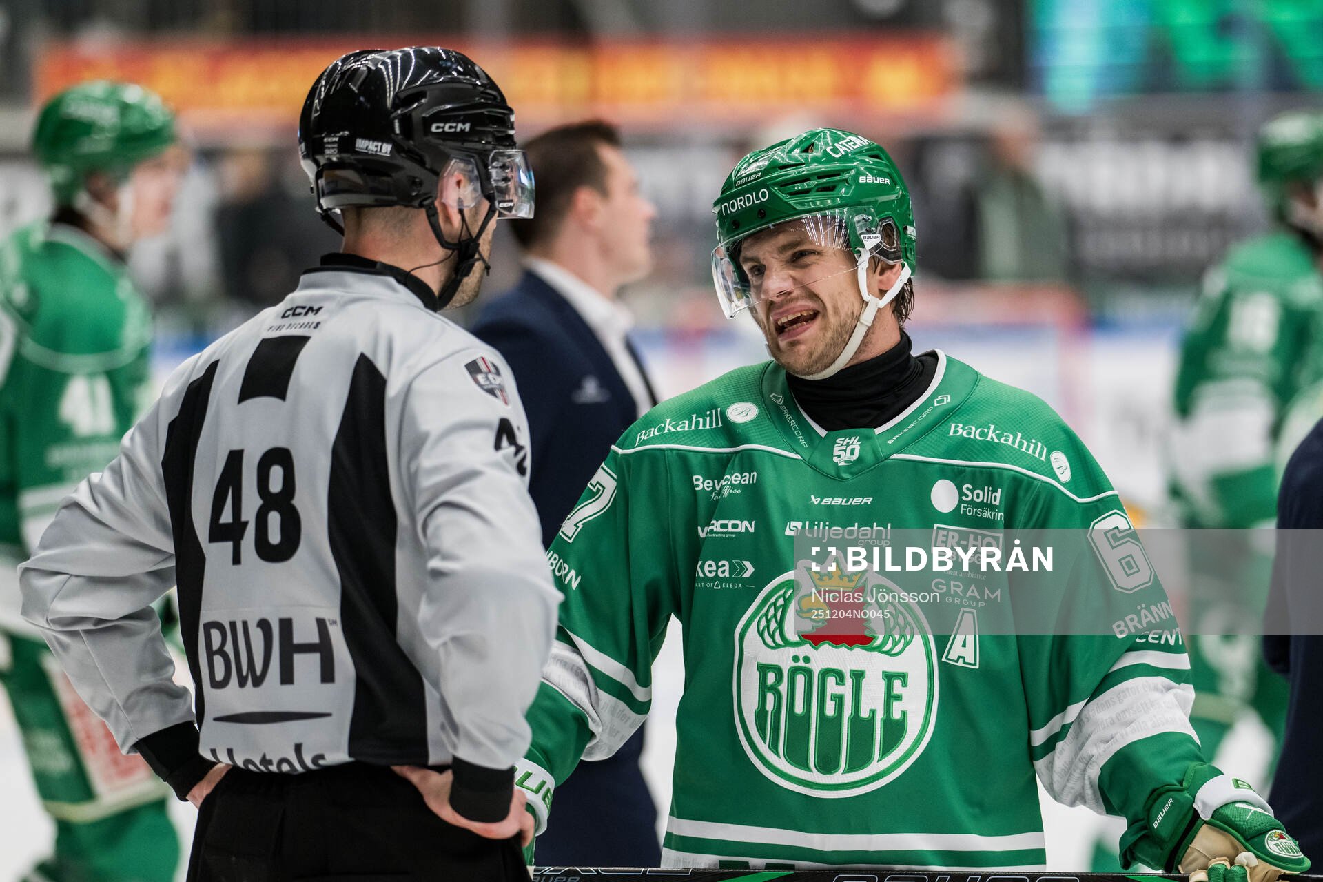 Linjedomare Philip Hanning och Rögles Leon Bristedt