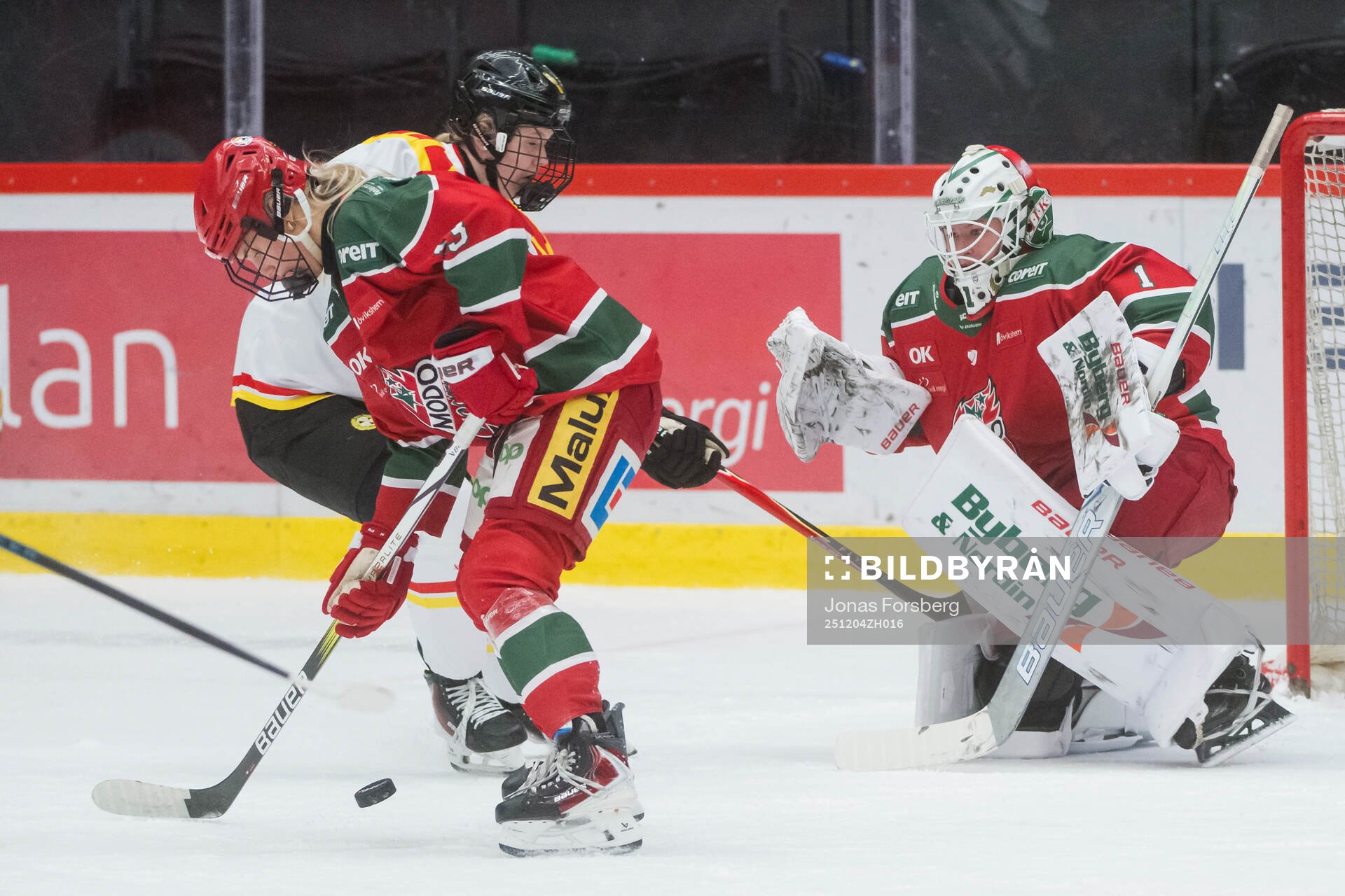 Modos Mira Hallin och målvakt Tindra Holm