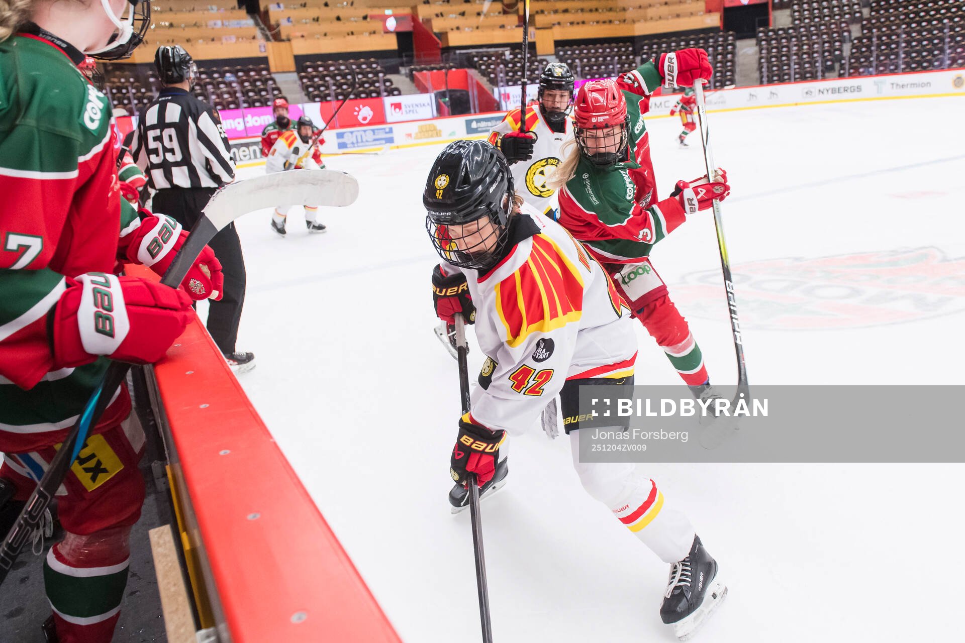 Brynäs Viivi Vainikka och Modos Mira Hallin