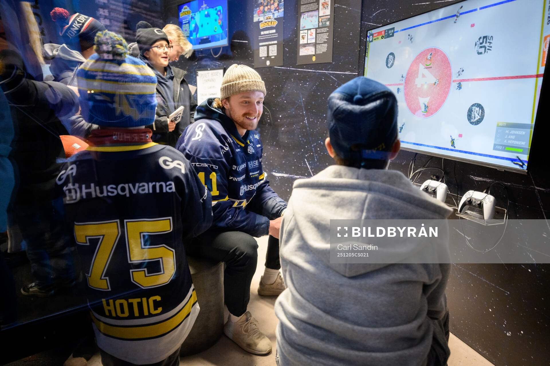 HV71s Riley Woods spelar tv-spel med besökare