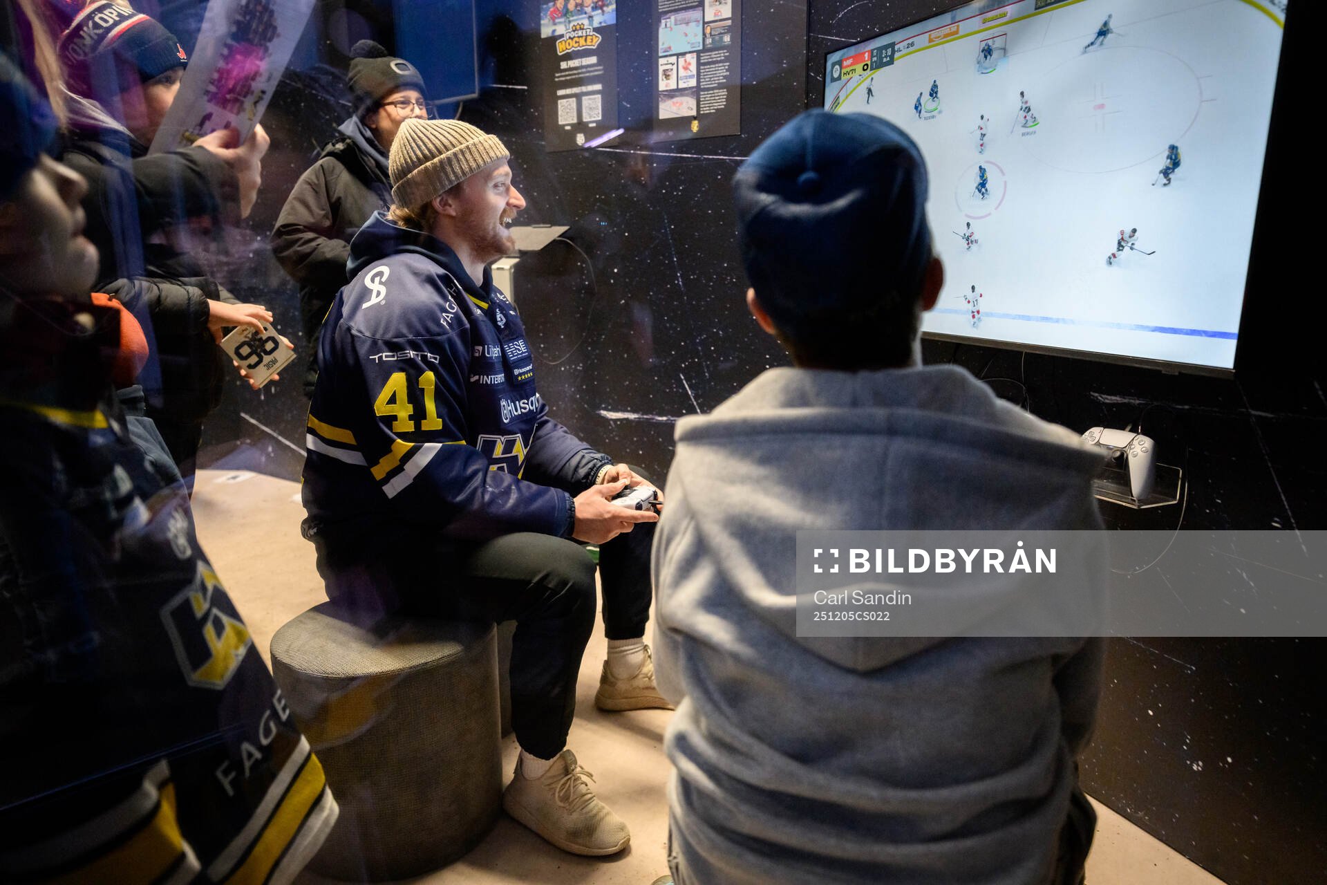 HV71s Riley Woods spelar tv-spel med besökare