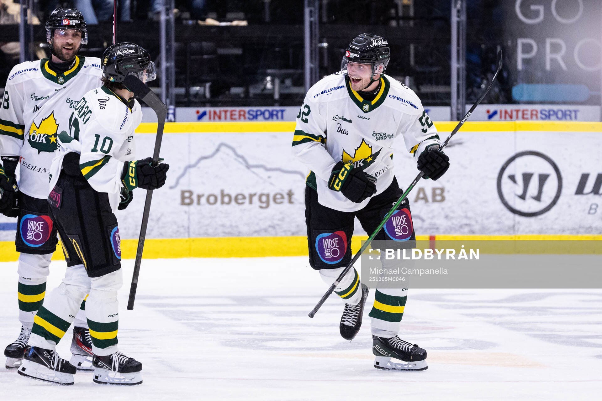 Östersunds Fredric Jansson jublar med lagkamrater