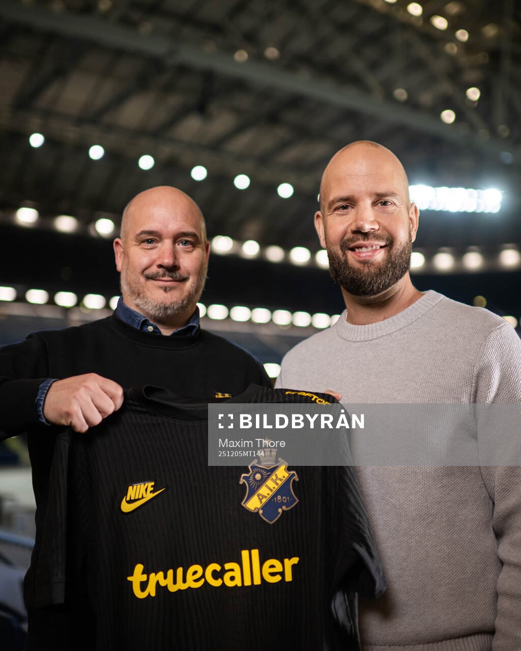 AIKs VD Fredrik Söderberg och Miika Takkula som