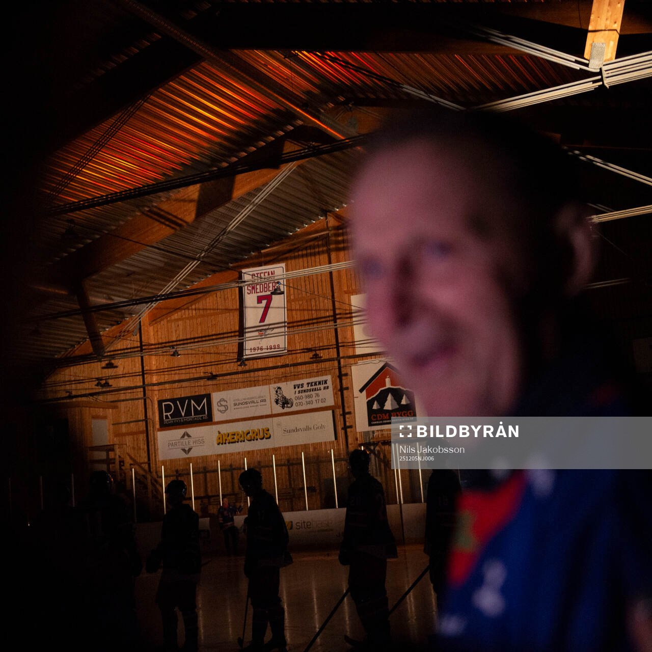 Stefan Smedberg får sin tröja nummer 7 hissad innan