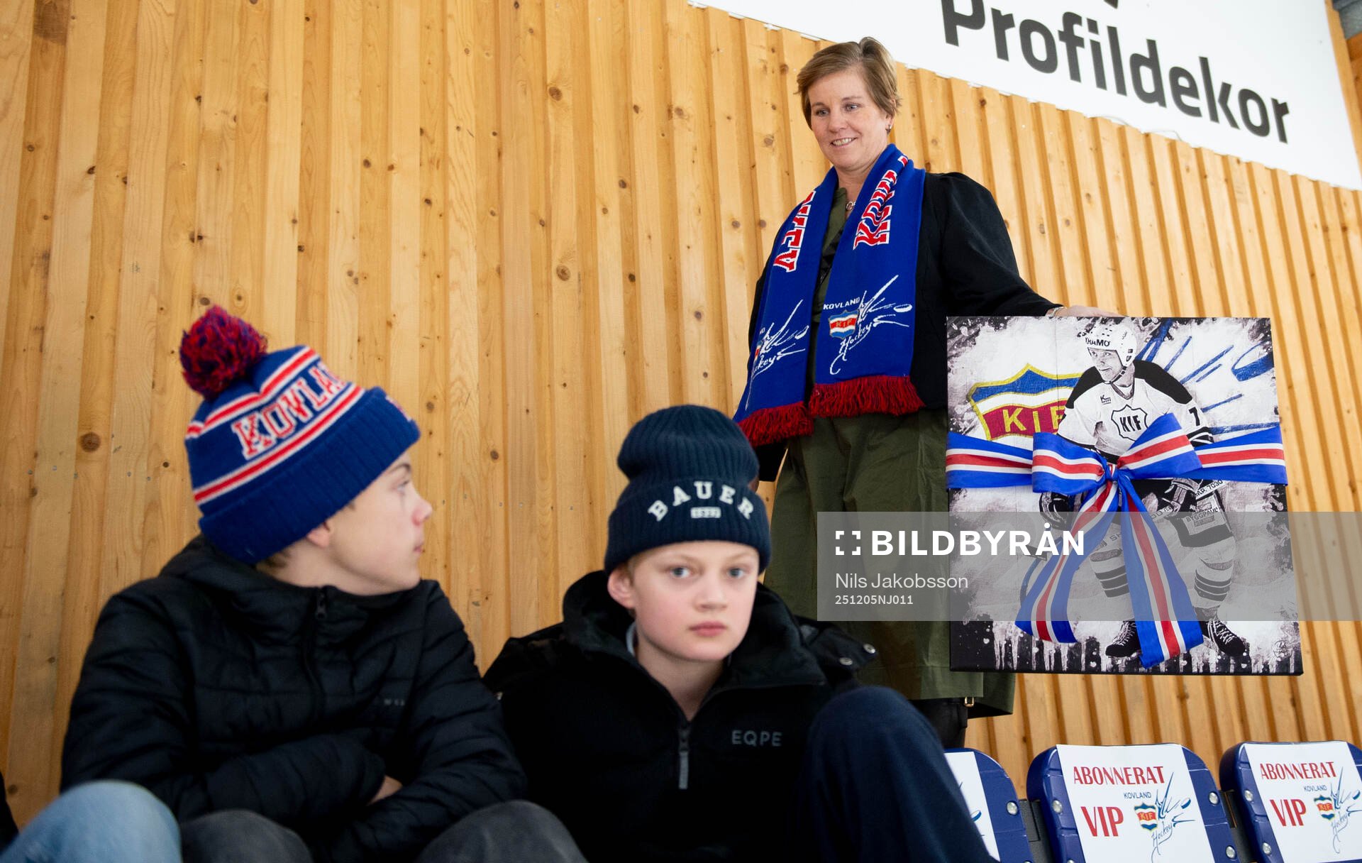 Ordförande Johanna Hammarstrand med en tavla med Stefan