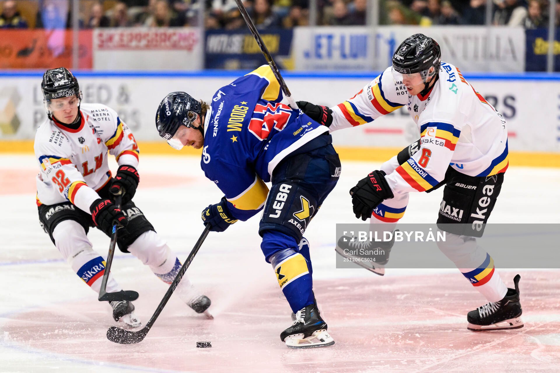 Malmö Redhawks Joona Ikonen och HV71s Riley Woods och